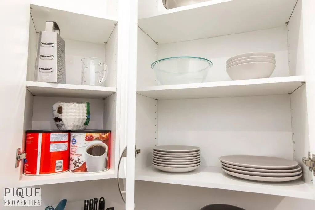 NEW, Mountain Chic Suite, Whyte Avenue, Netflix, WiFi, Sleeps 6