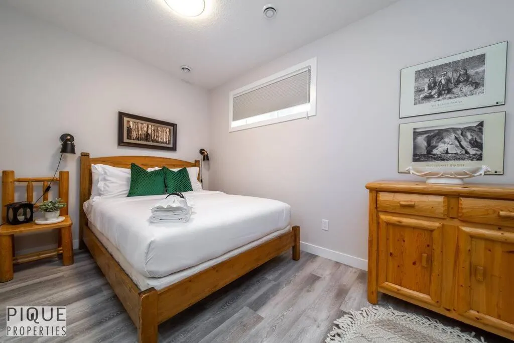 Bed in NEW, Mountain Chic Suite, Whyte Avenue, Netflix, WiFi, Sleeps 6