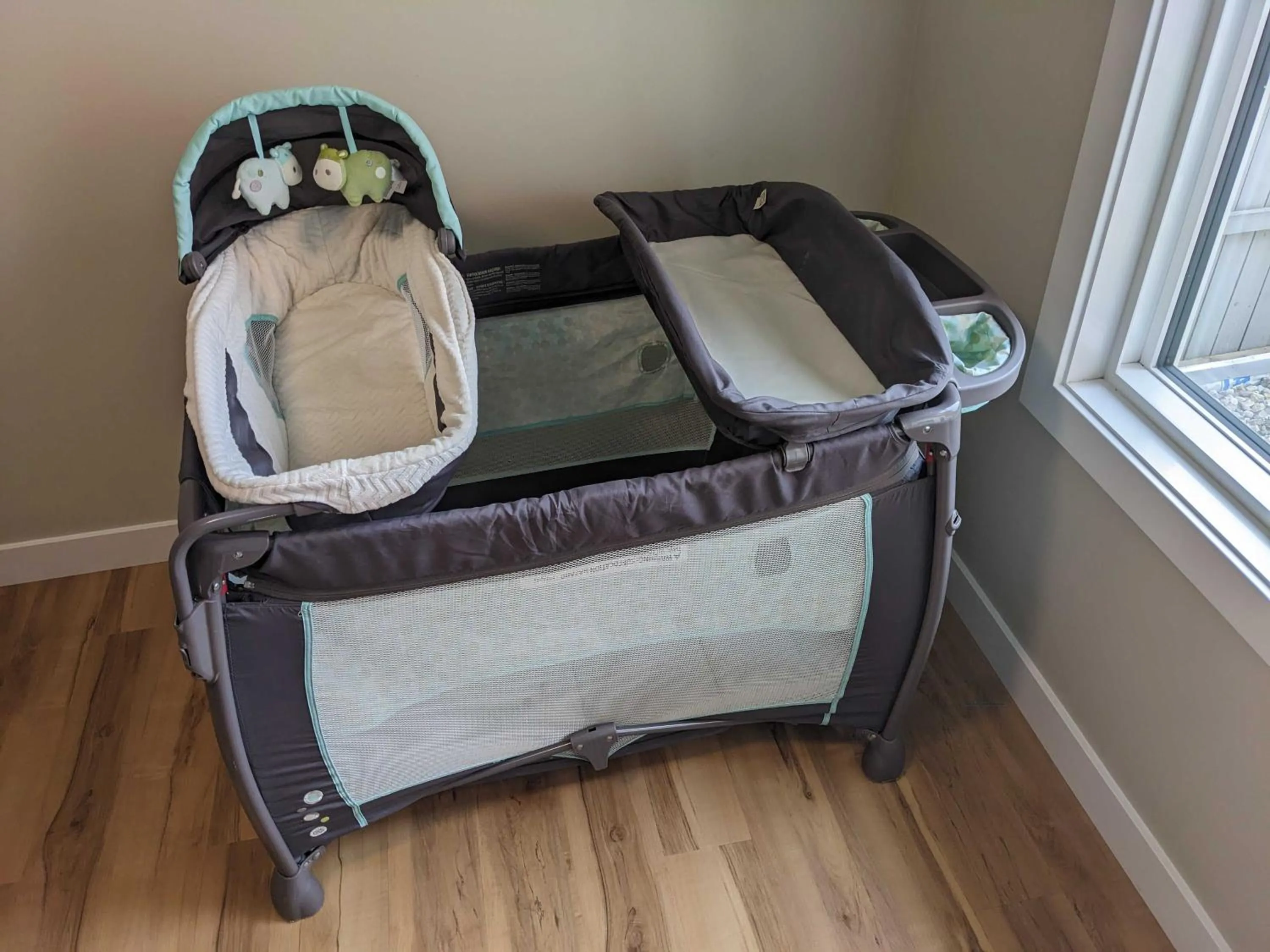 cot in NEW, Mountain Chic Suite, Whyte Avenue, Netflix, WiFi, Sleeps 6