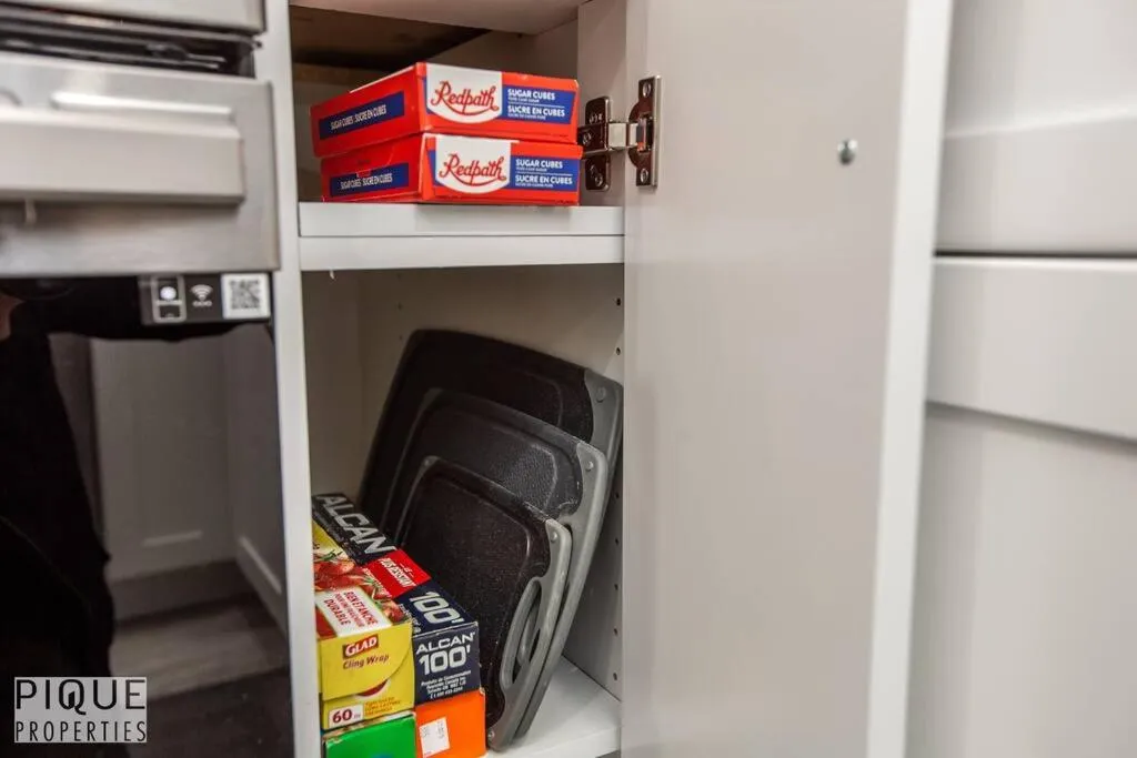 NEW, Mountain Chic Suite, Whyte Avenue, Netflix, WiFi, Sleeps 6