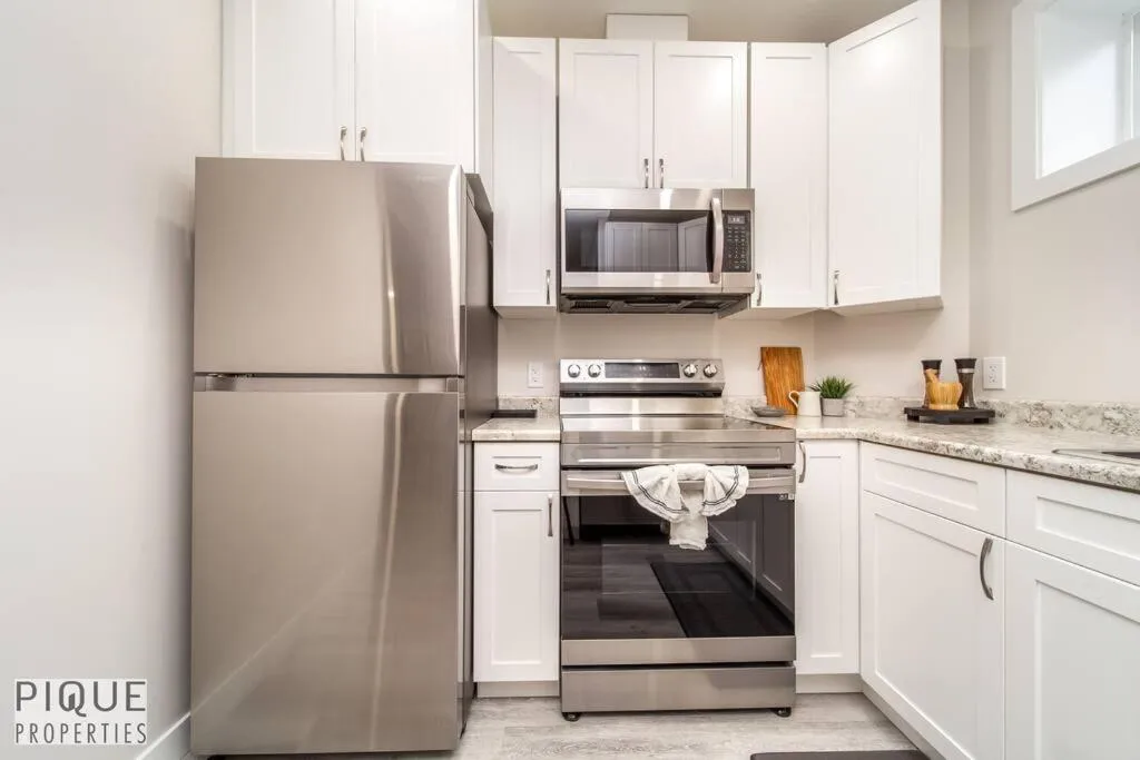 Kitchen or kitchenette in NEW, Mountain Chic Suite, Whyte Avenue, Netflix, WiFi, Sleeps 6