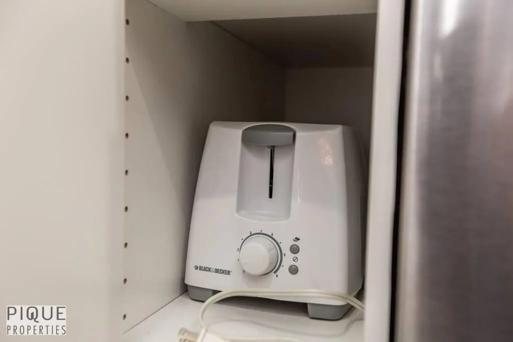 NEW, Mountain Chic Suite, Whyte Avenue, Netflix, WiFi, Sleeps 6