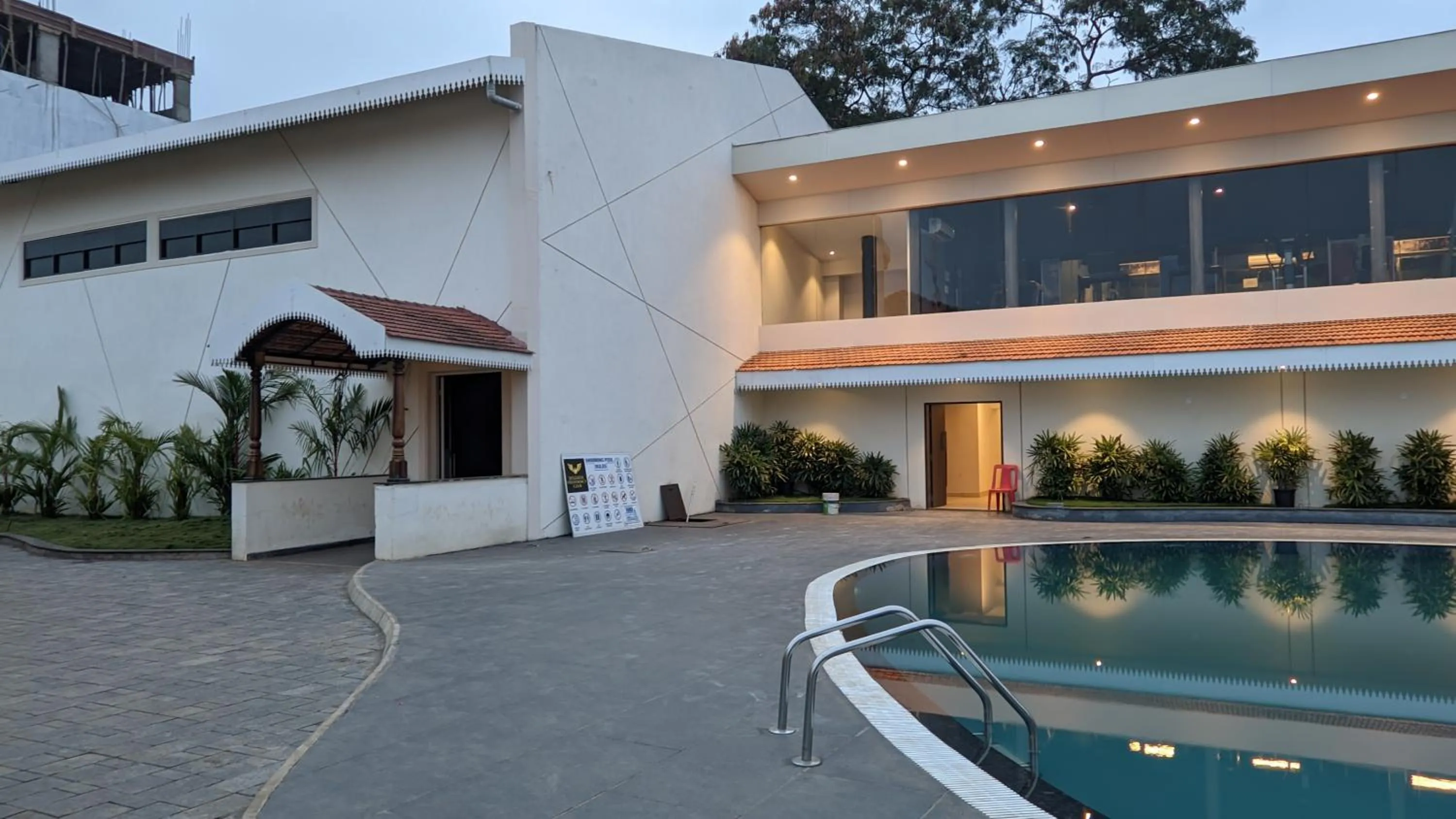 Swimming pool in Mayur Belgaum Presidency Hotel & Spa