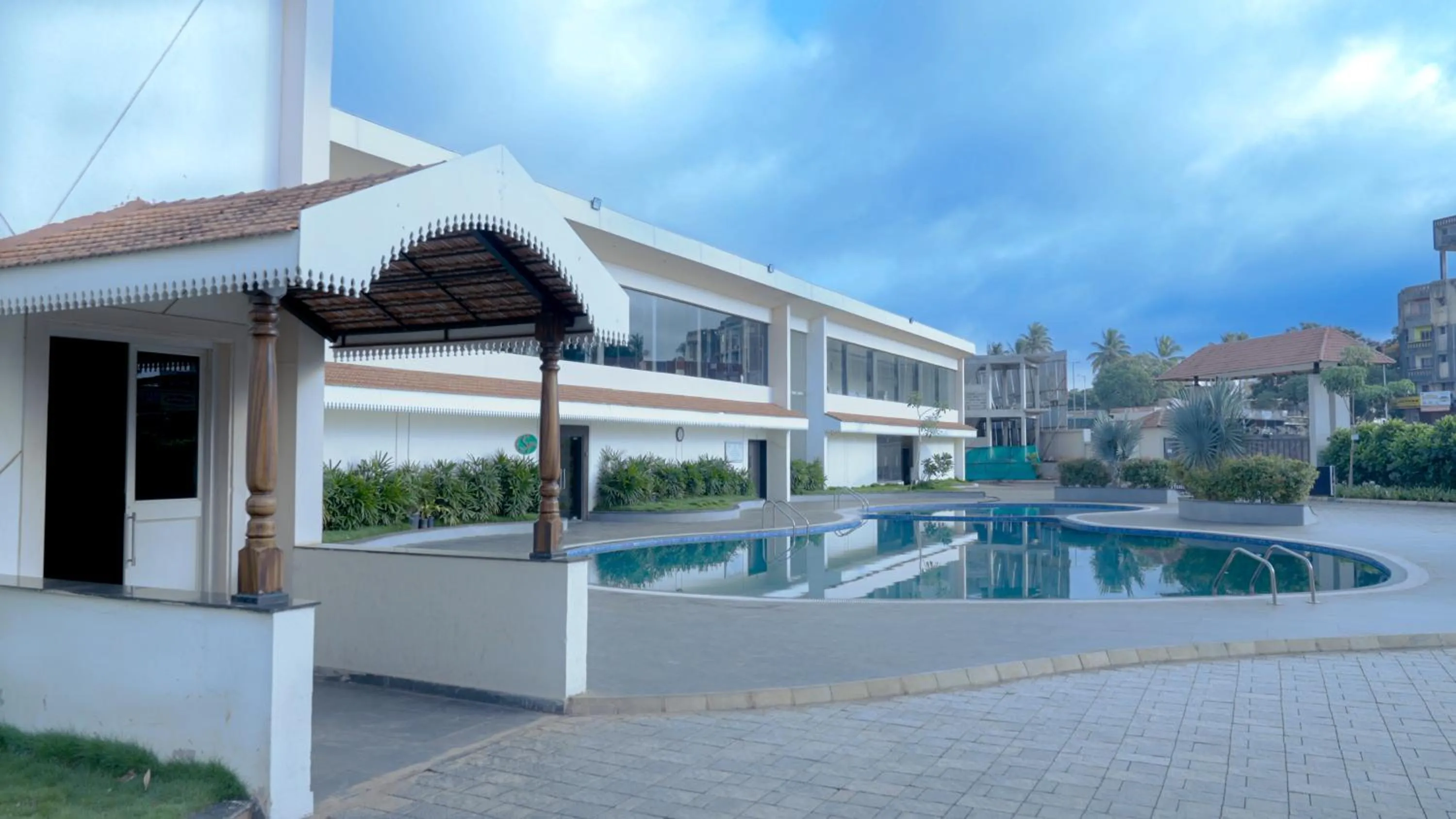 Swimming pool in Mayur Belgaum Presidency Hotel & Spa