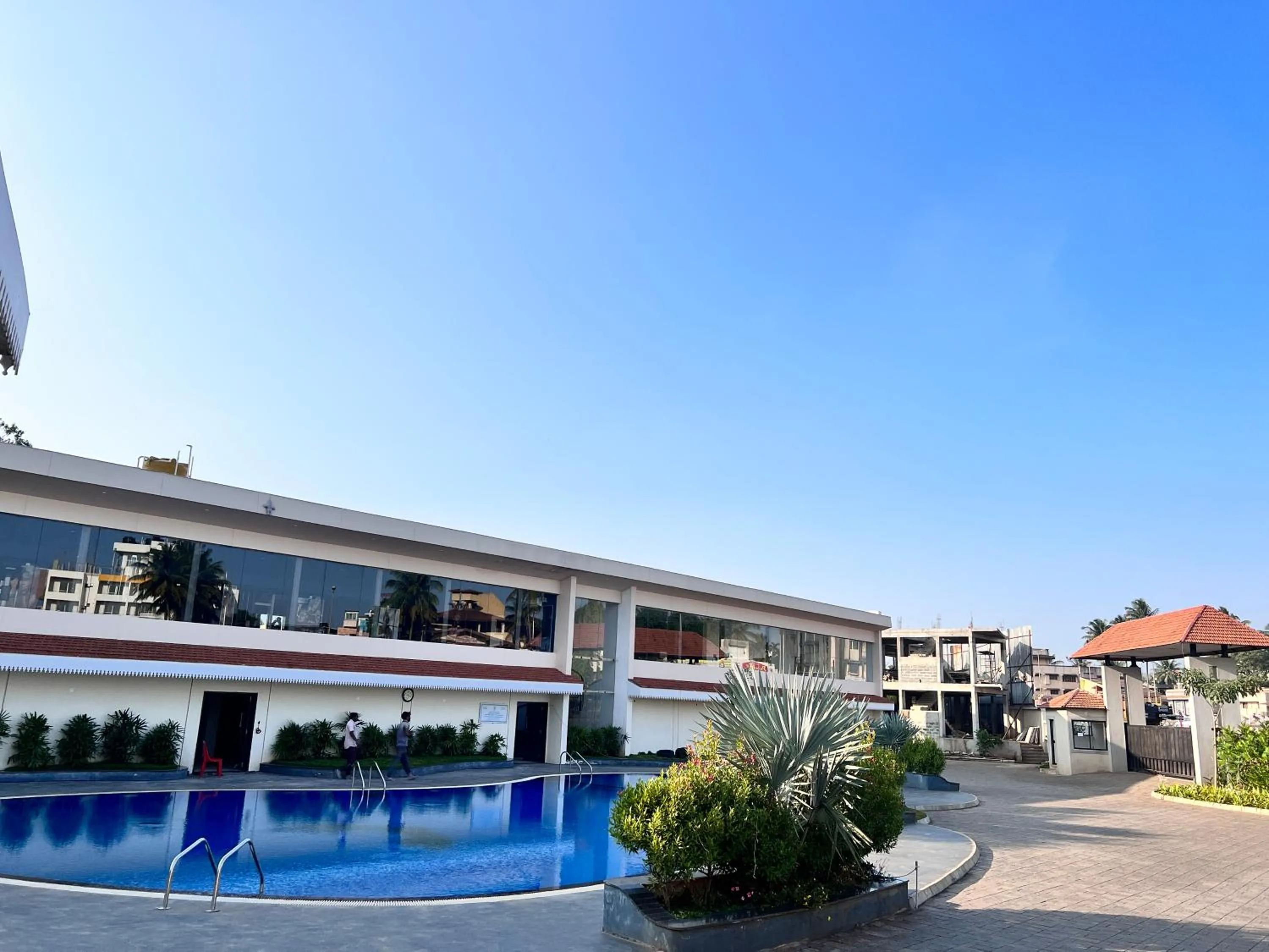 Swimming pool in Mayur Belgaum Presidency Hotel & Spa