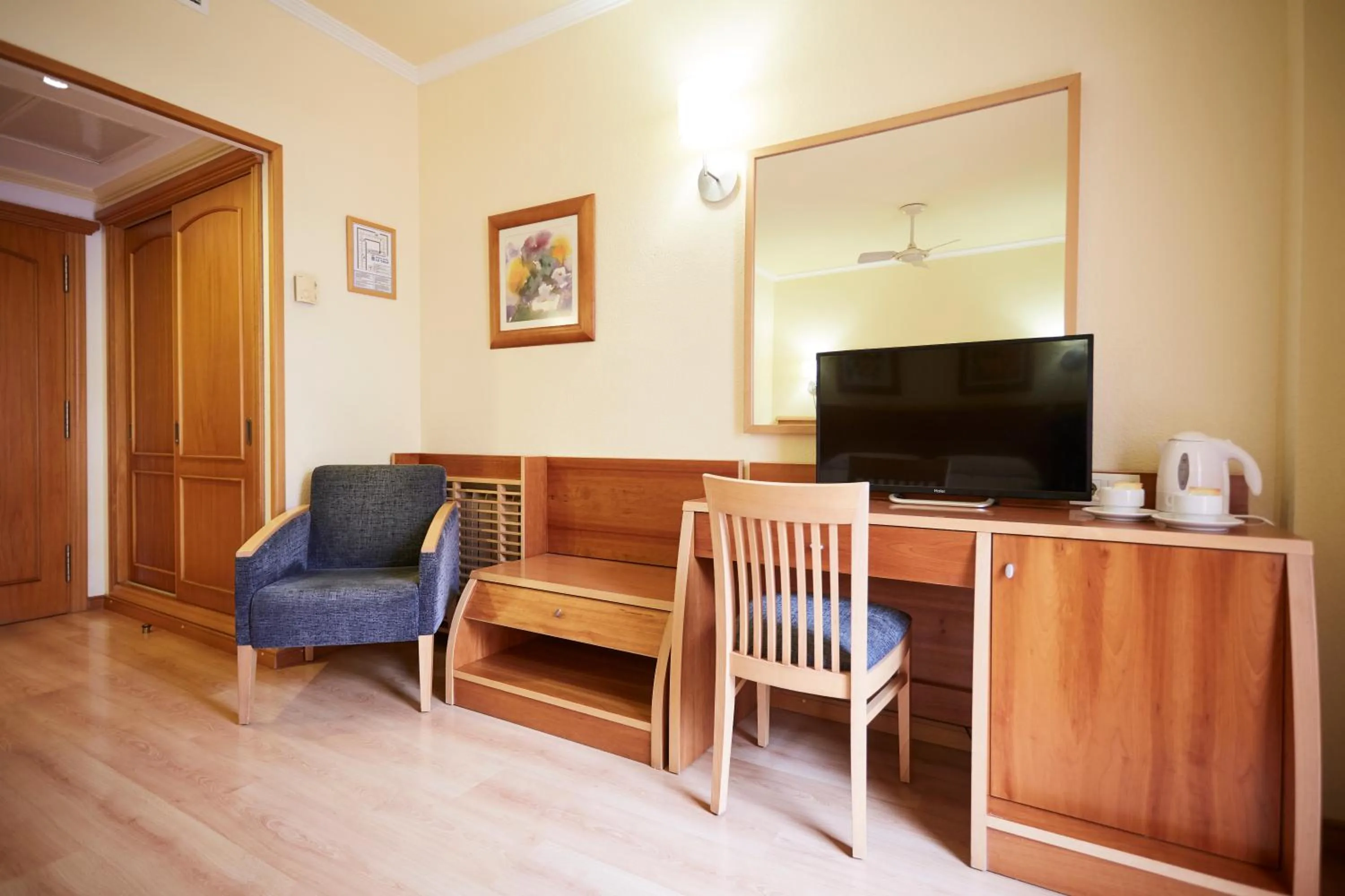 TV and multimedia in Invisa Hotel La Cala