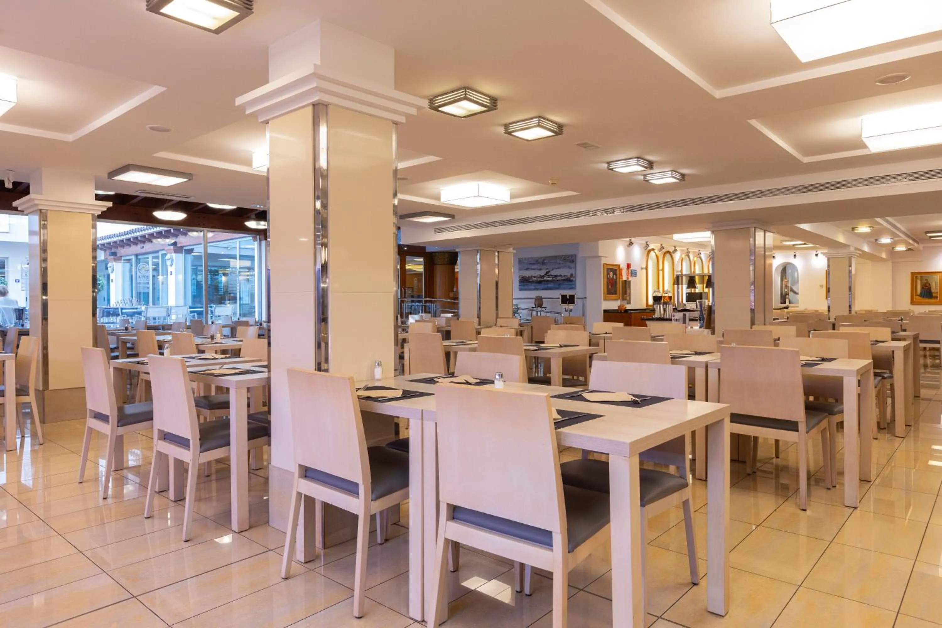 Restaurant/places to eat in Invisa Hotel La Cala
