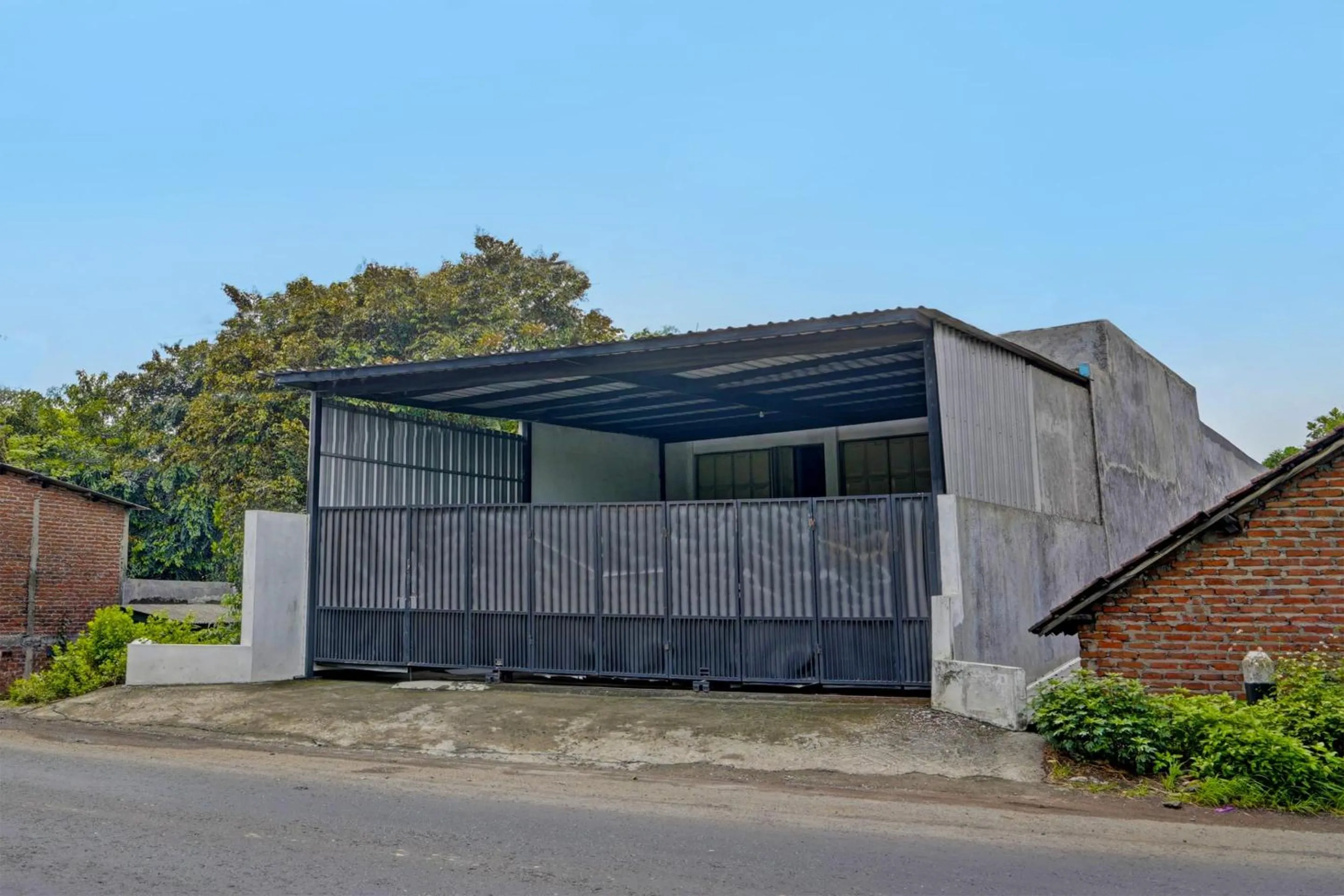 Facade/entrance in OYO Life 91947 Kost Barokah Syariah