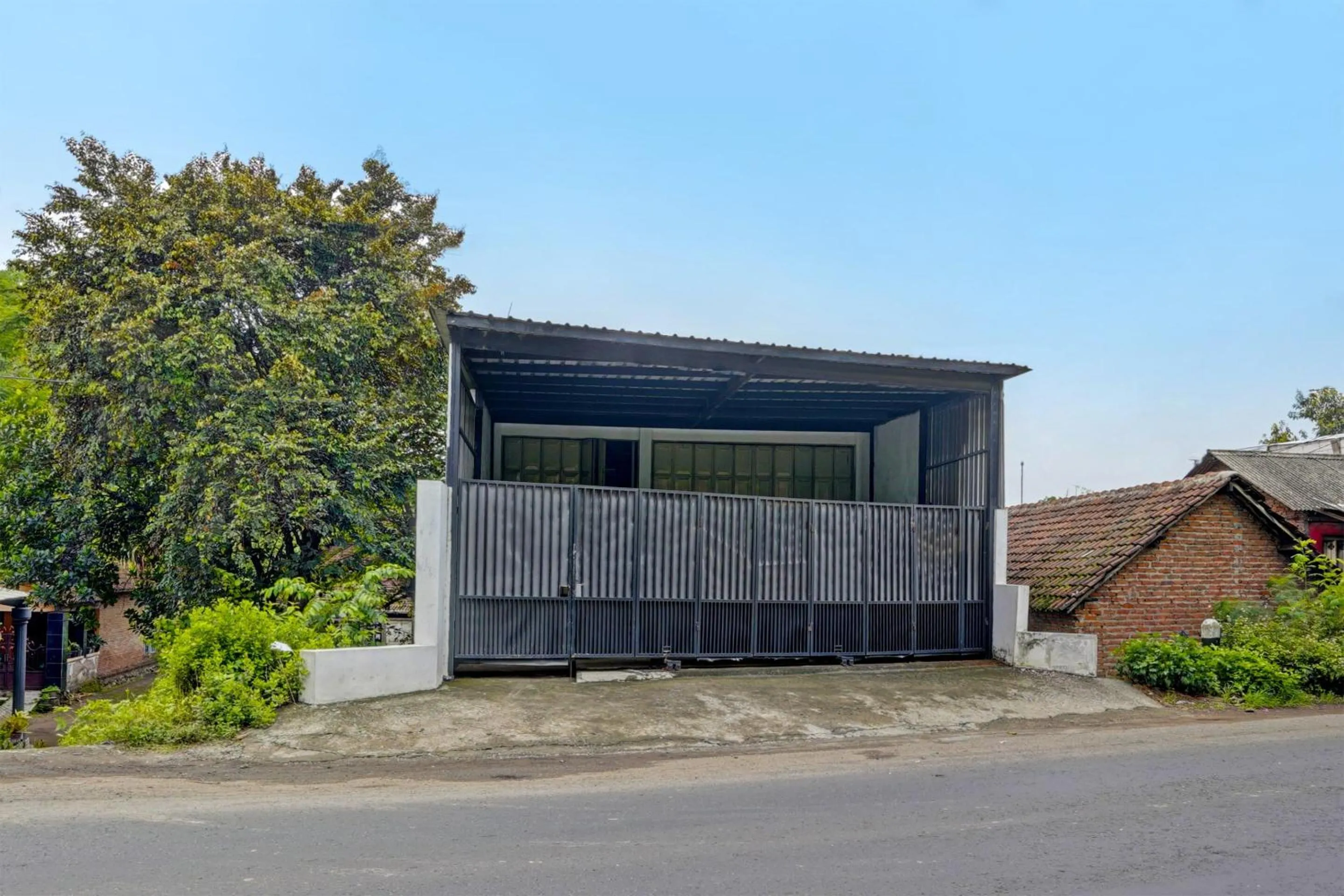 Facade/entrance in OYO Life 91947 Kost Barokah Syariah