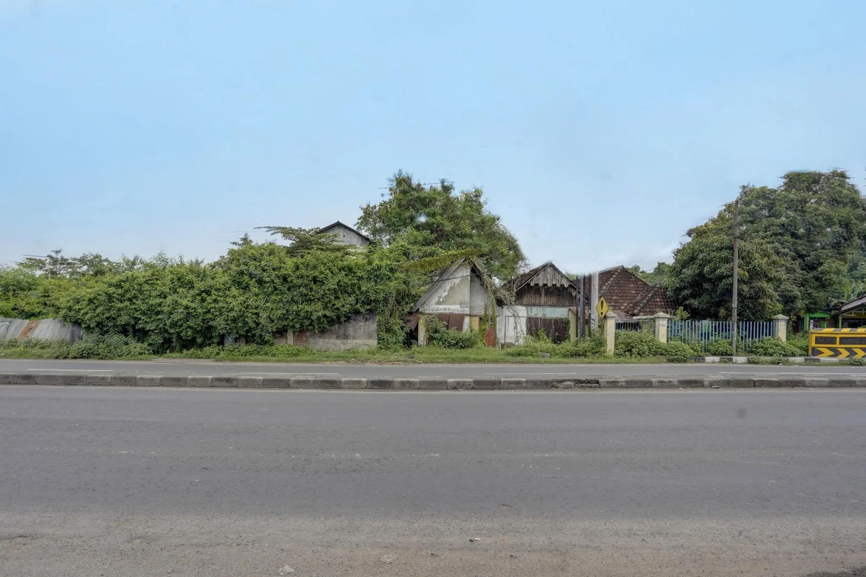 Facade/entrance in OYO Life 91947 Kost Barokah Syariah
