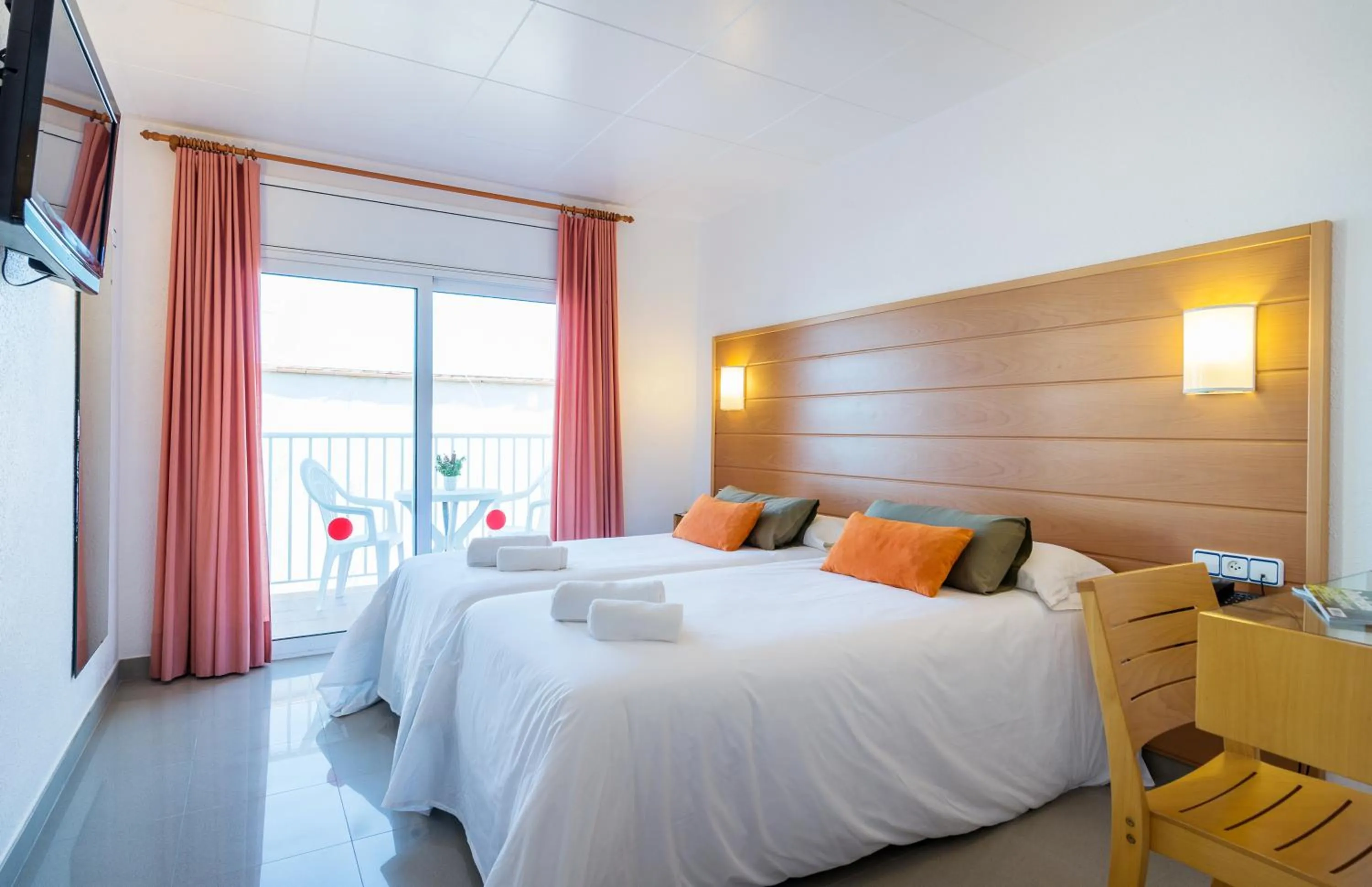 Photo of the whole room in Hotel & Diving Les Illes