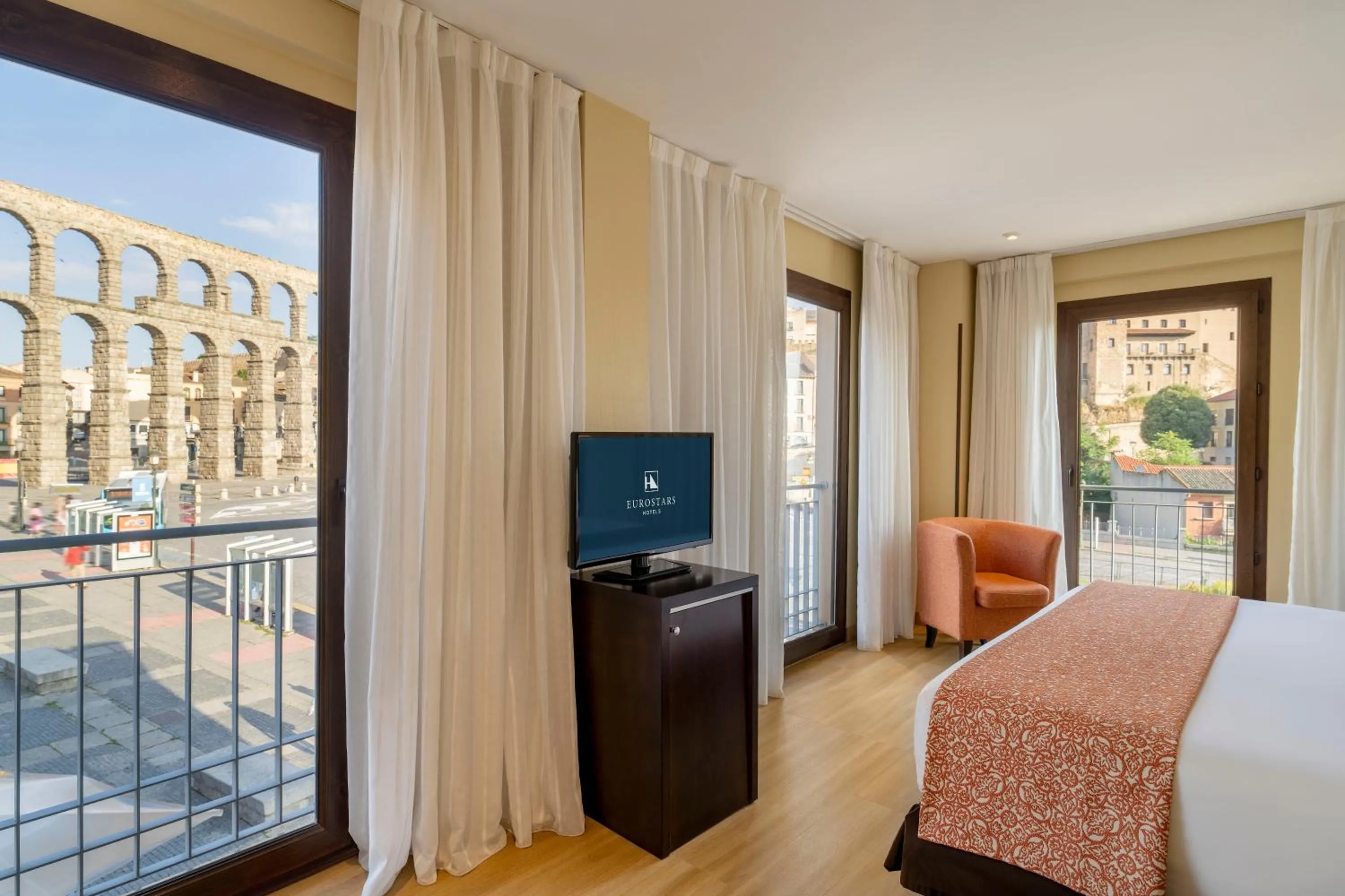 City view, Bed in Eurostars Plaza Acueducto