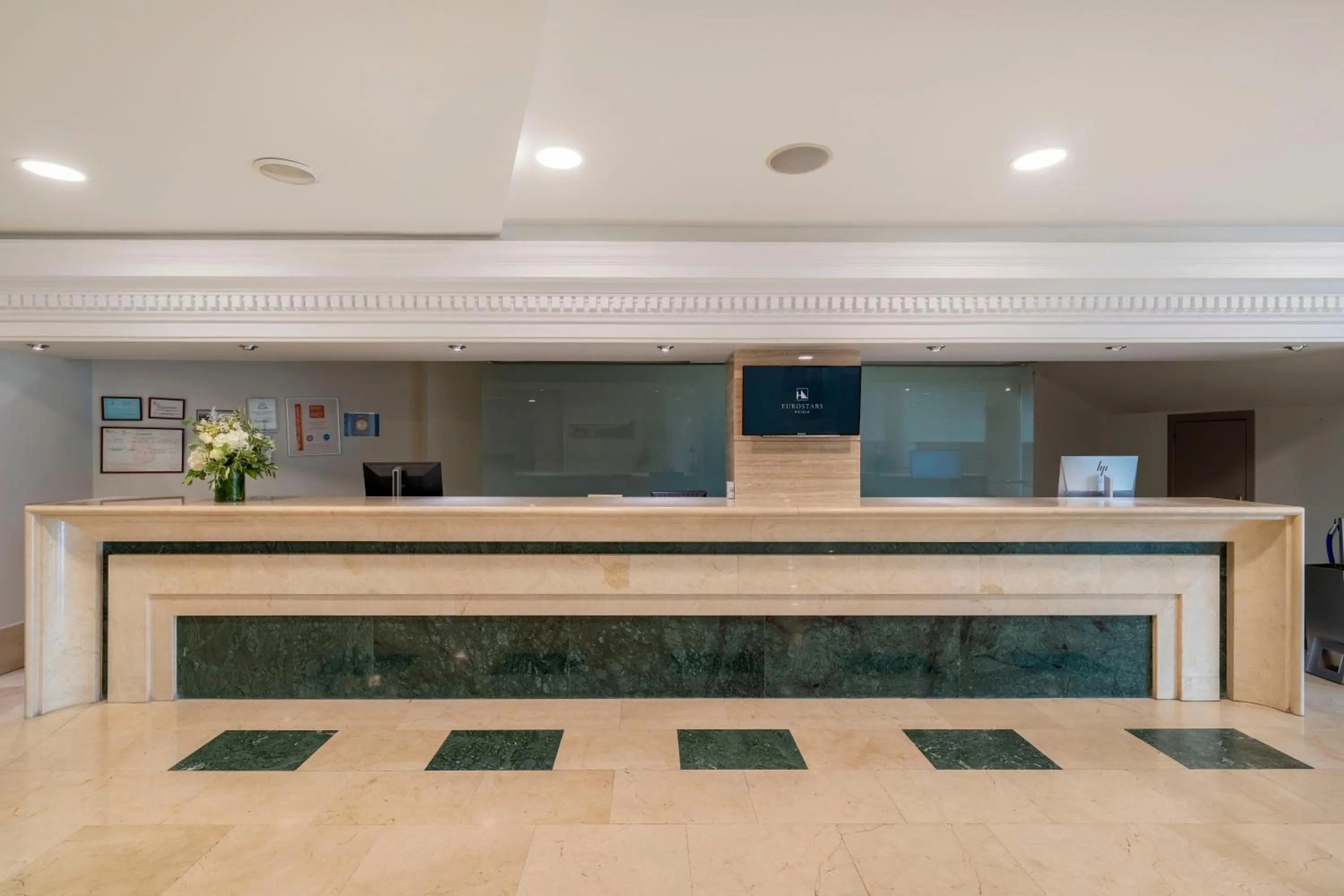 Lobby or reception in Eurostars Plaza Acueducto