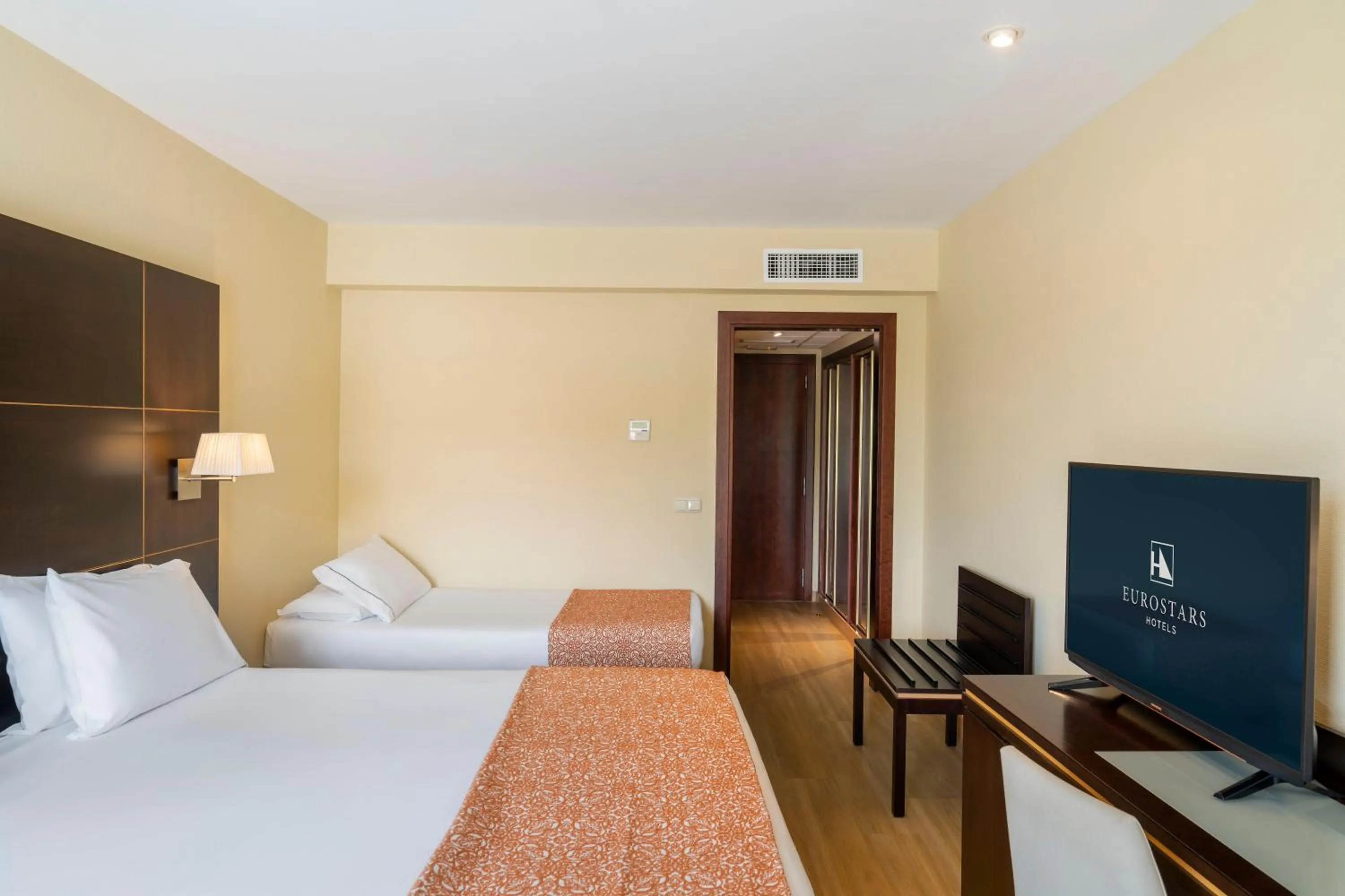 Bedroom, Bed in Eurostars Plaza Acueducto