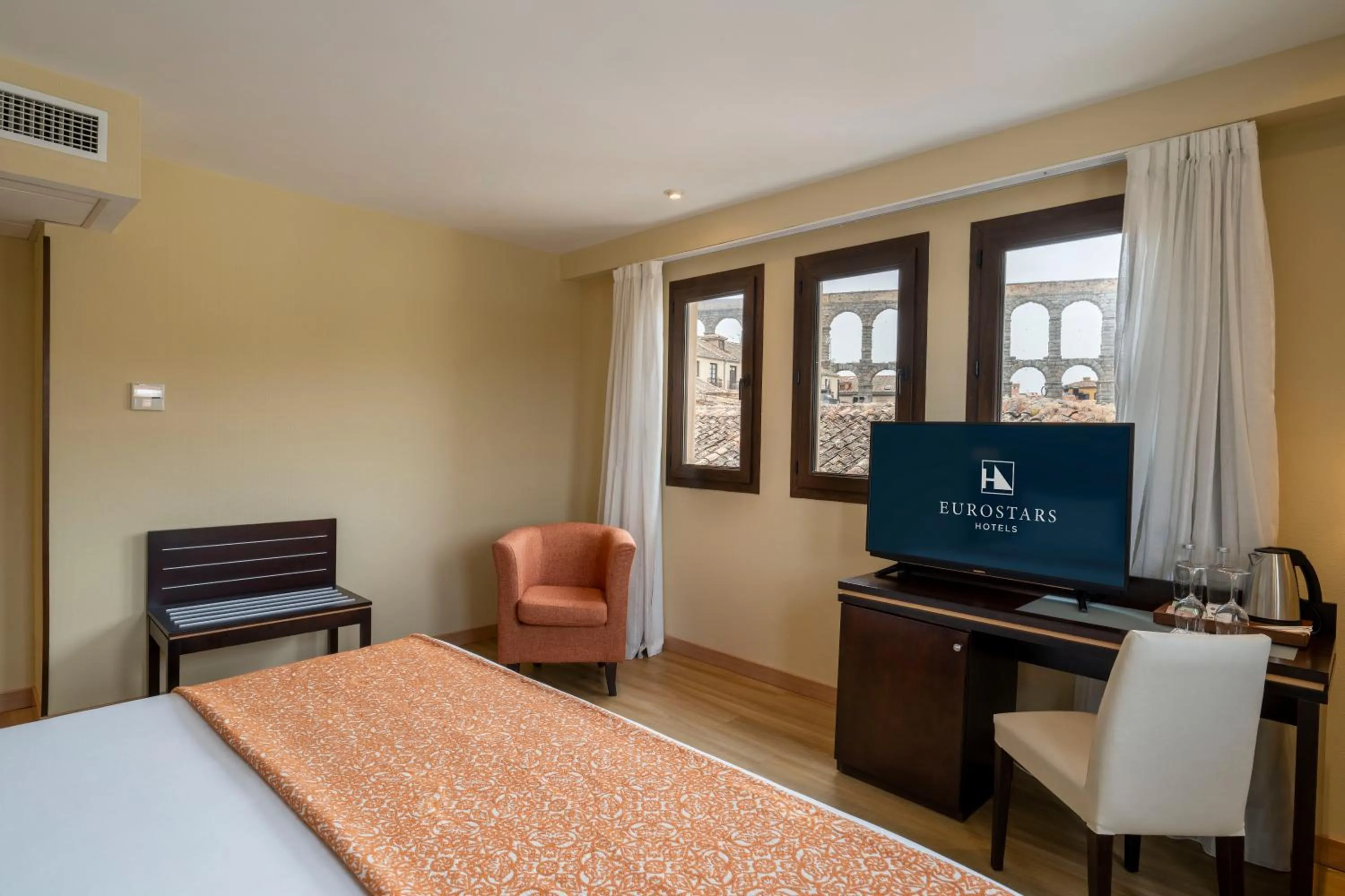 Bedroom, Bed in Eurostars Plaza Acueducto