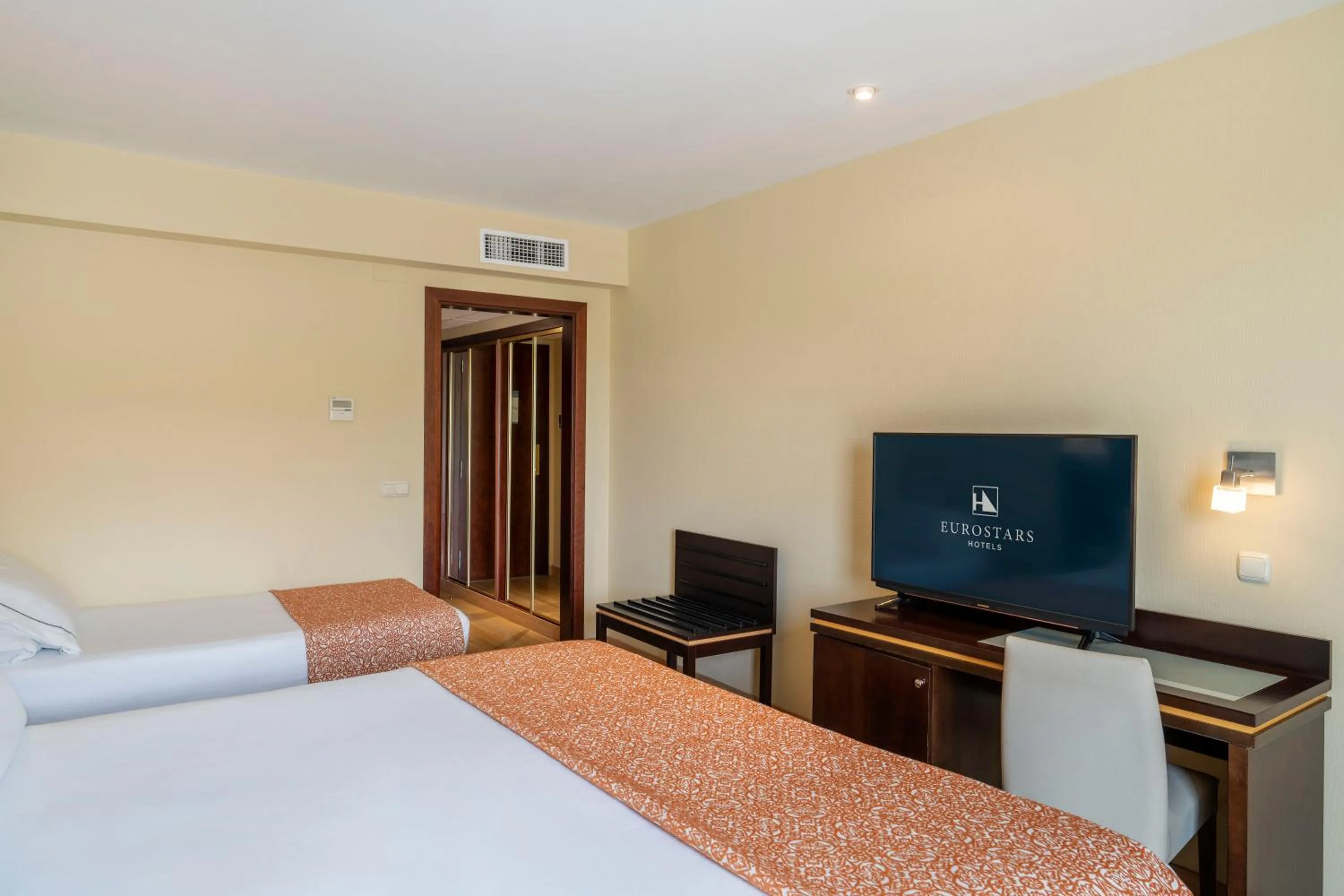 Bedroom, Bed in Eurostars Plaza Acueducto