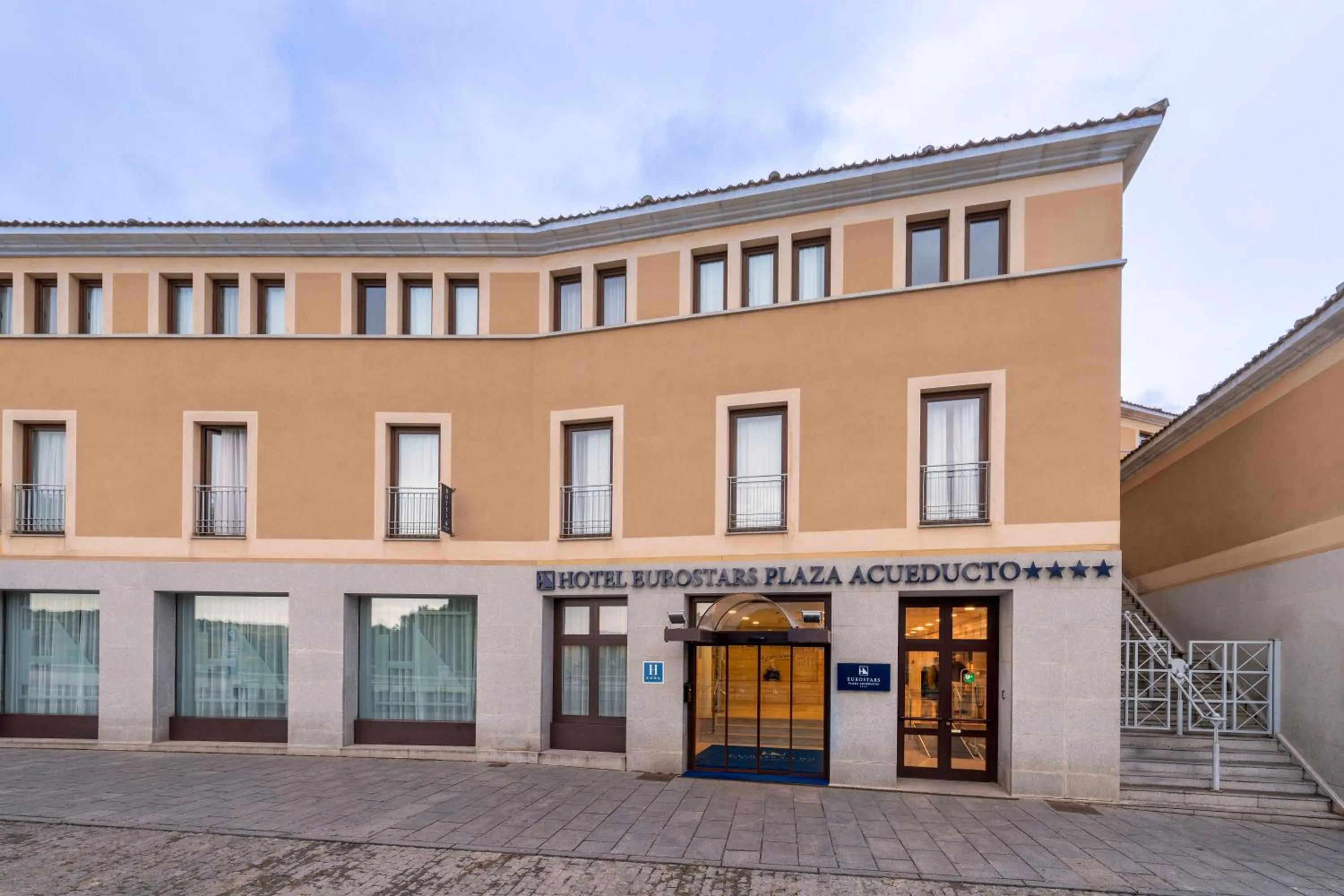 Facade/entrance in Eurostars Plaza Acueducto