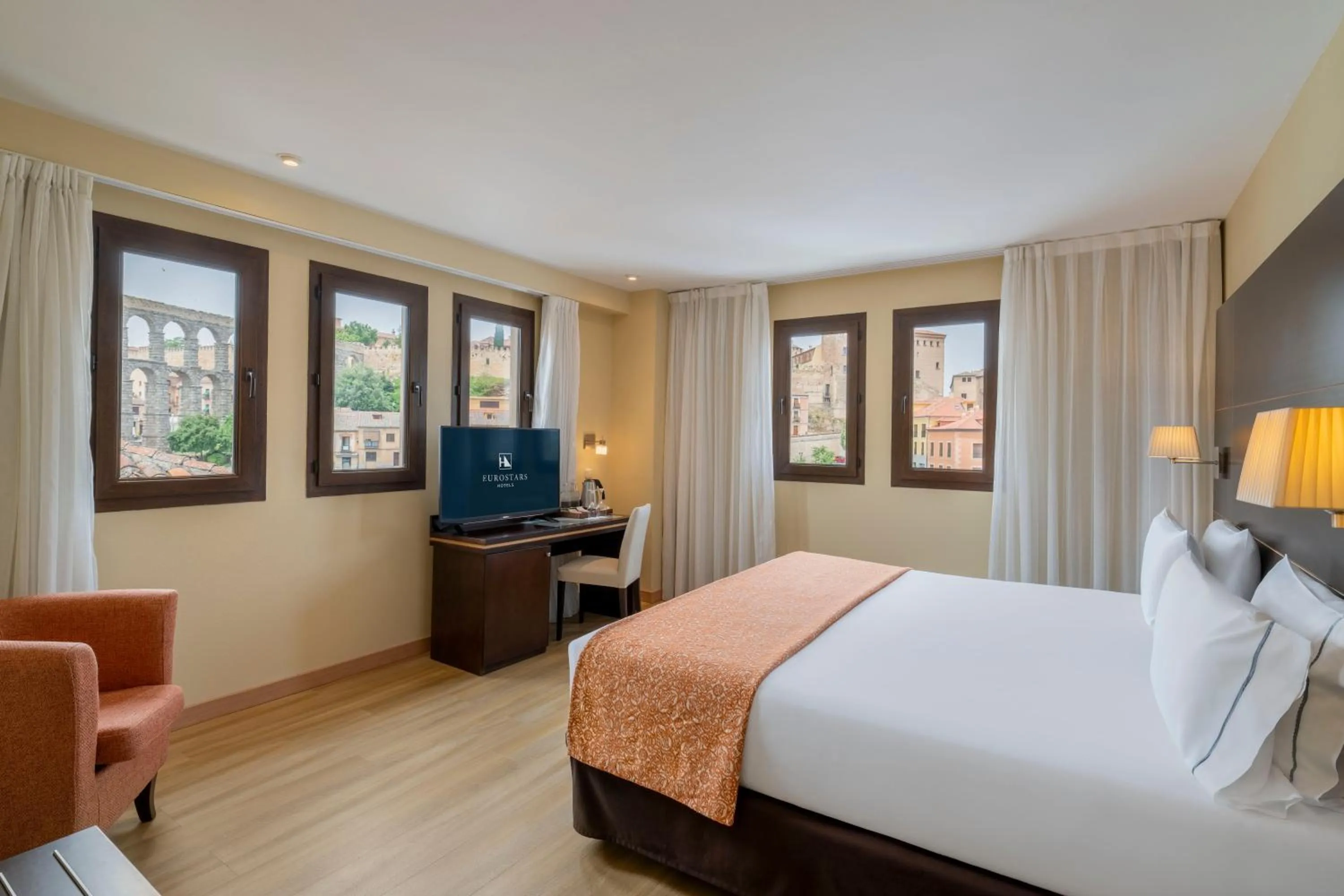 Photo of the whole room, Bed in Eurostars Plaza Acueducto