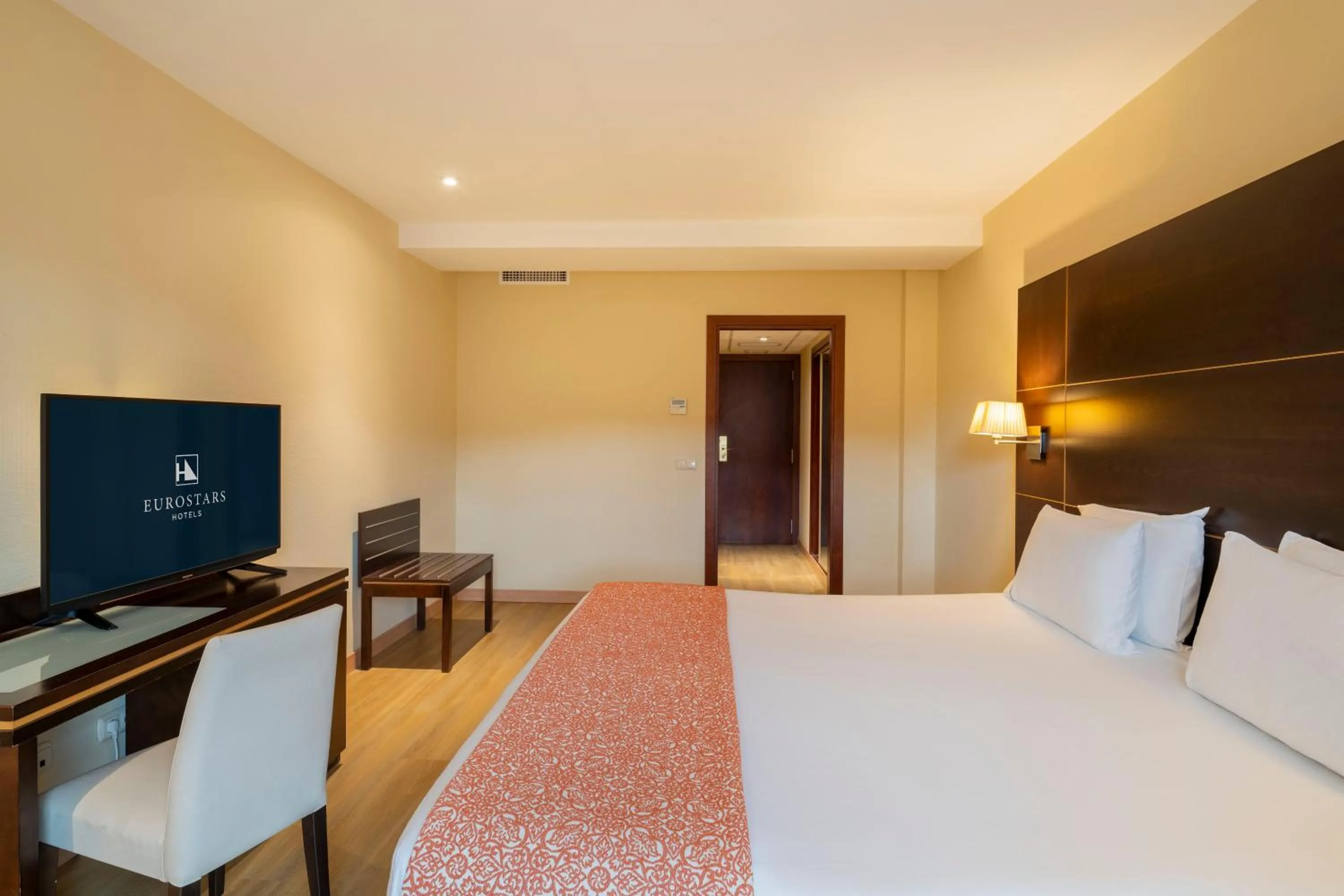 Bedroom, Bed in Eurostars Plaza Acueducto