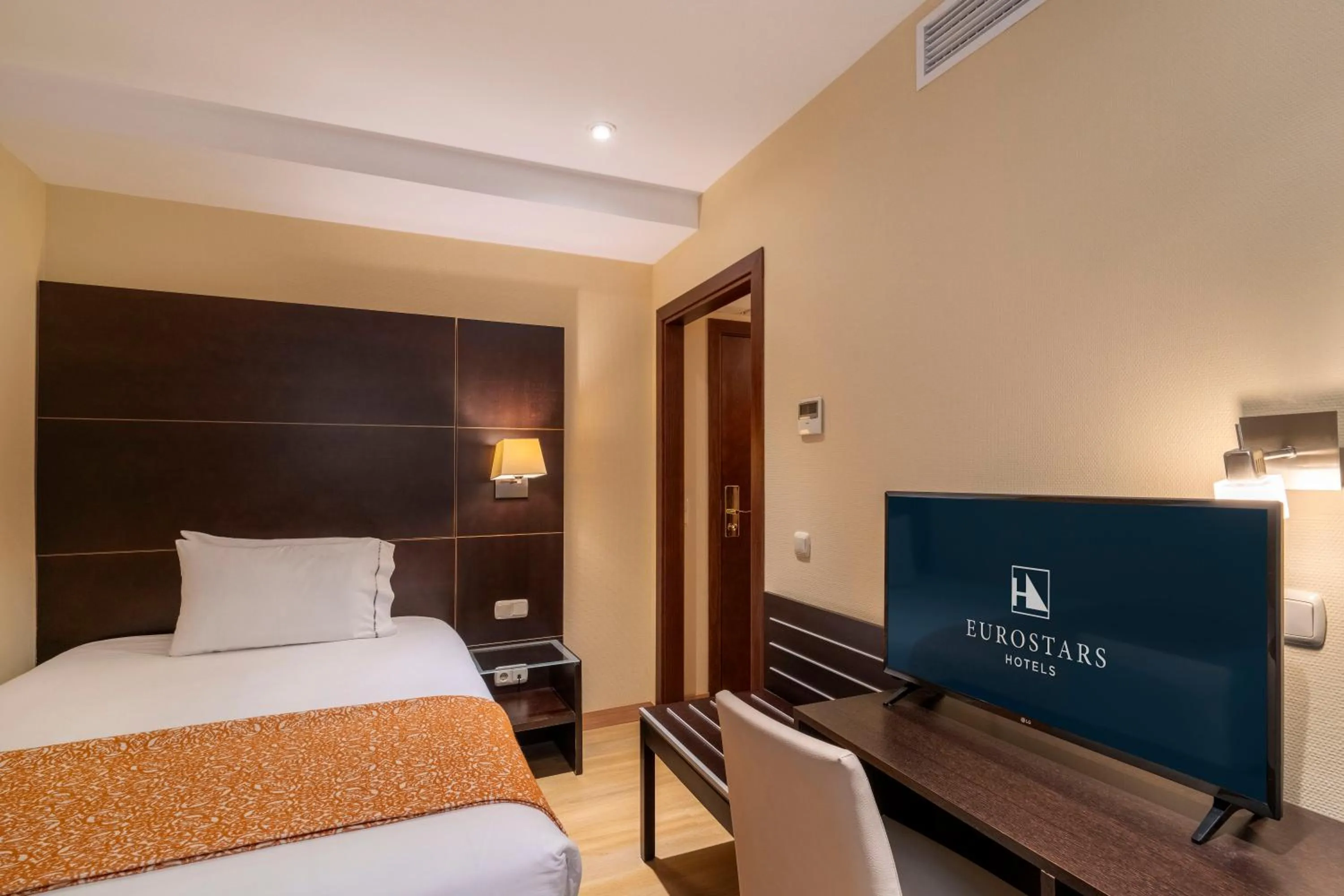 Bedroom, Bed in Eurostars Plaza Acueducto