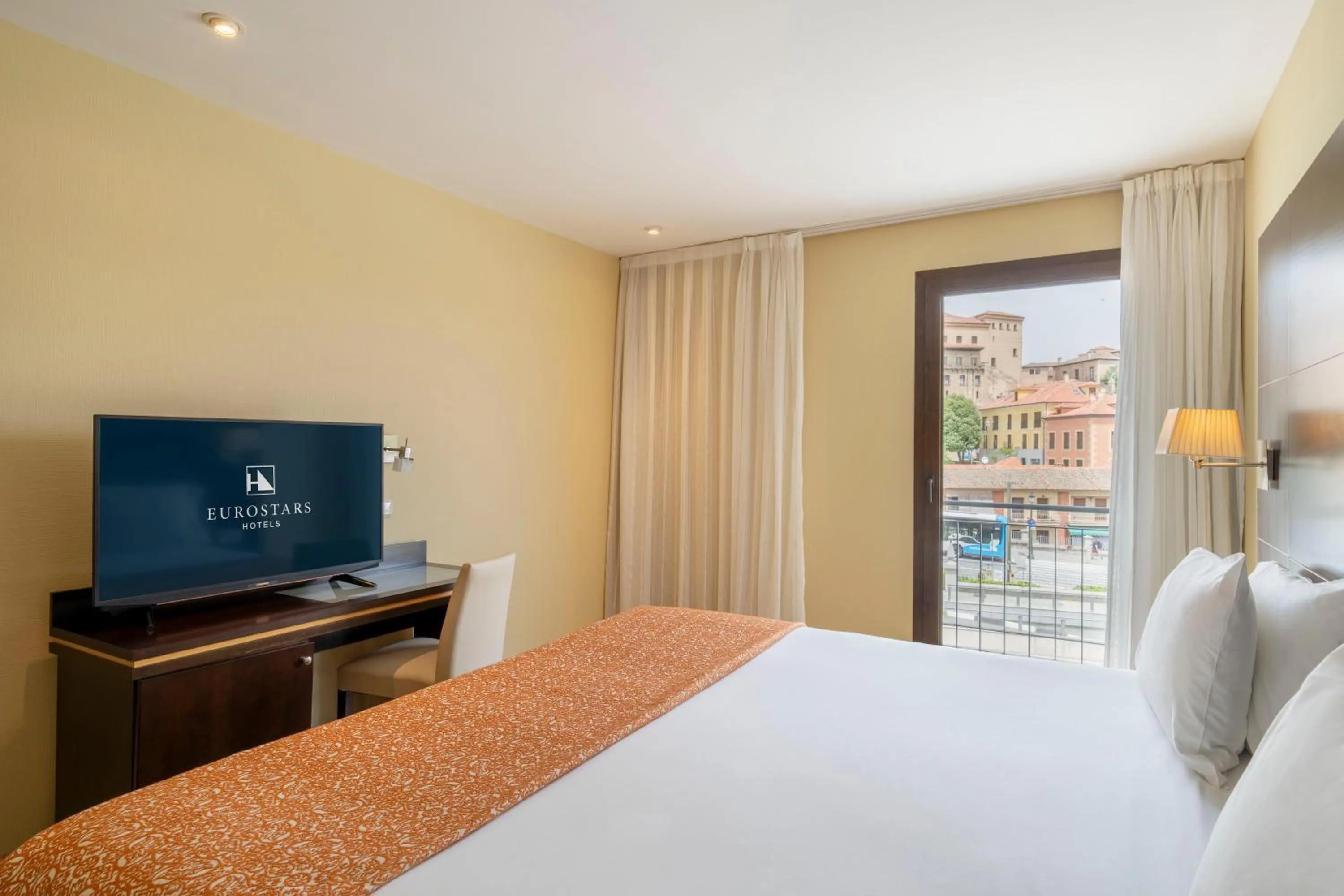 Bedroom, Bed in Eurostars Plaza Acueducto