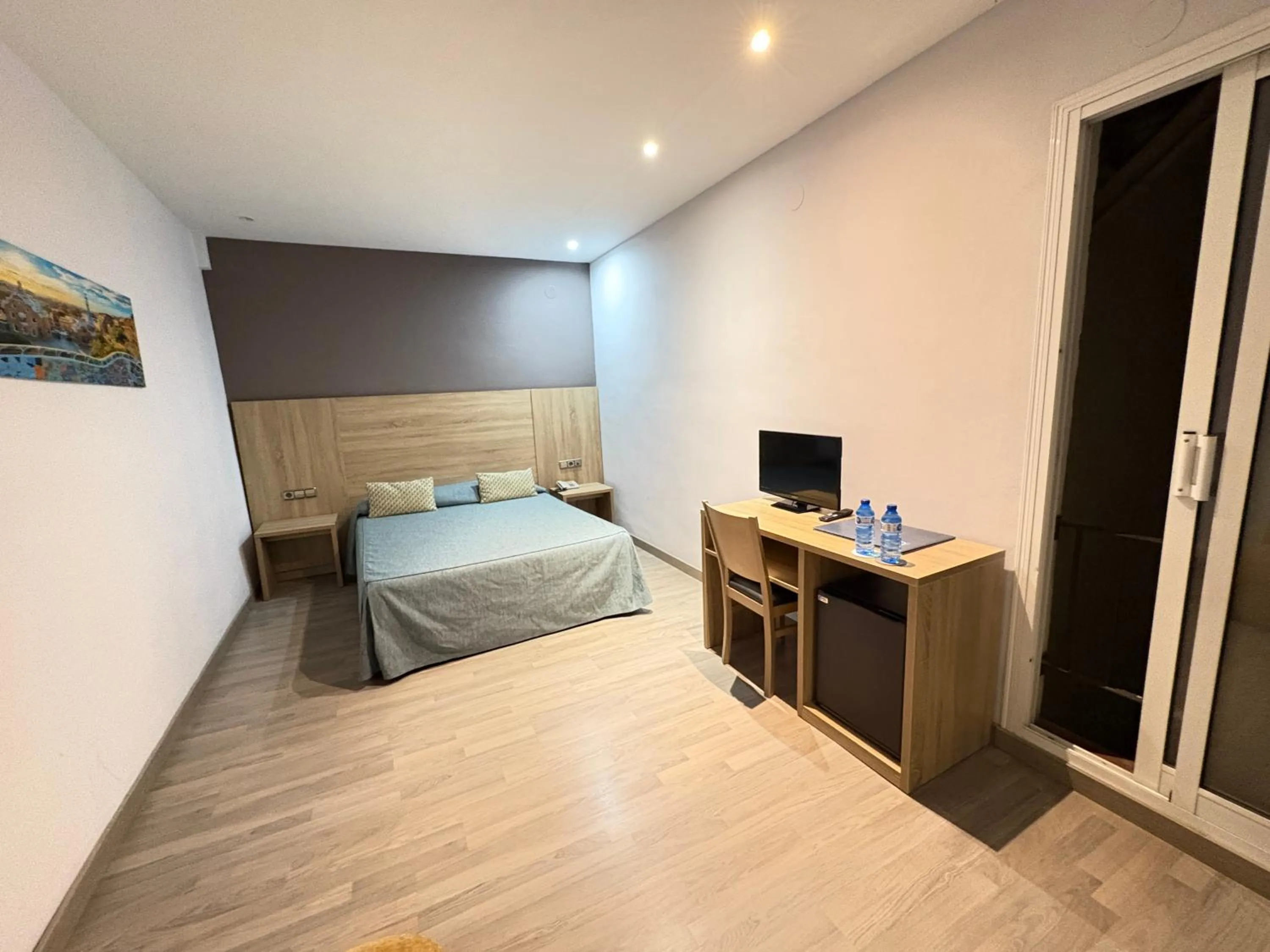 Photo of the whole room, Bed in Ramblas Hotel