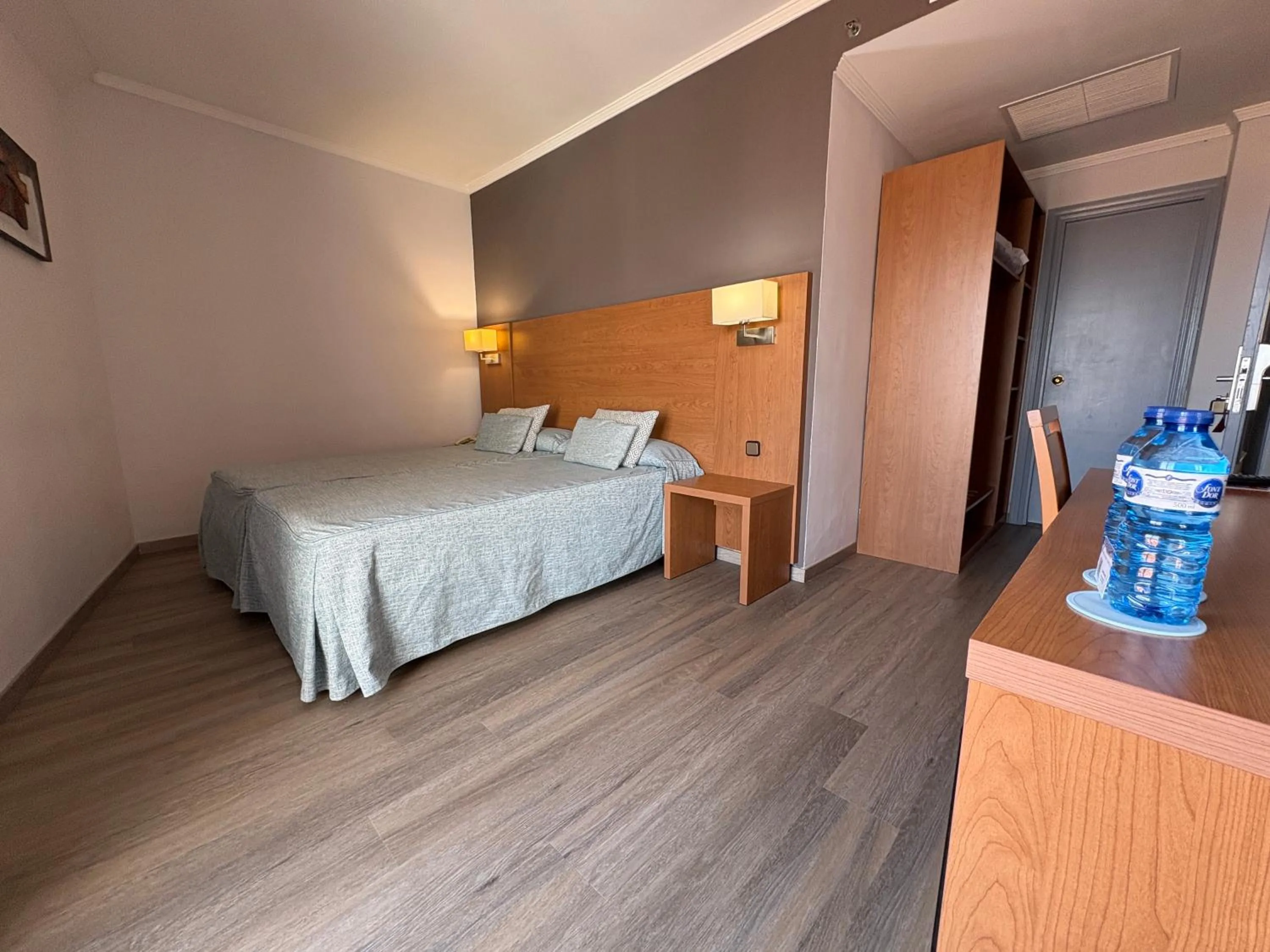 Photo of the whole room, Bed in Ramblas Hotel