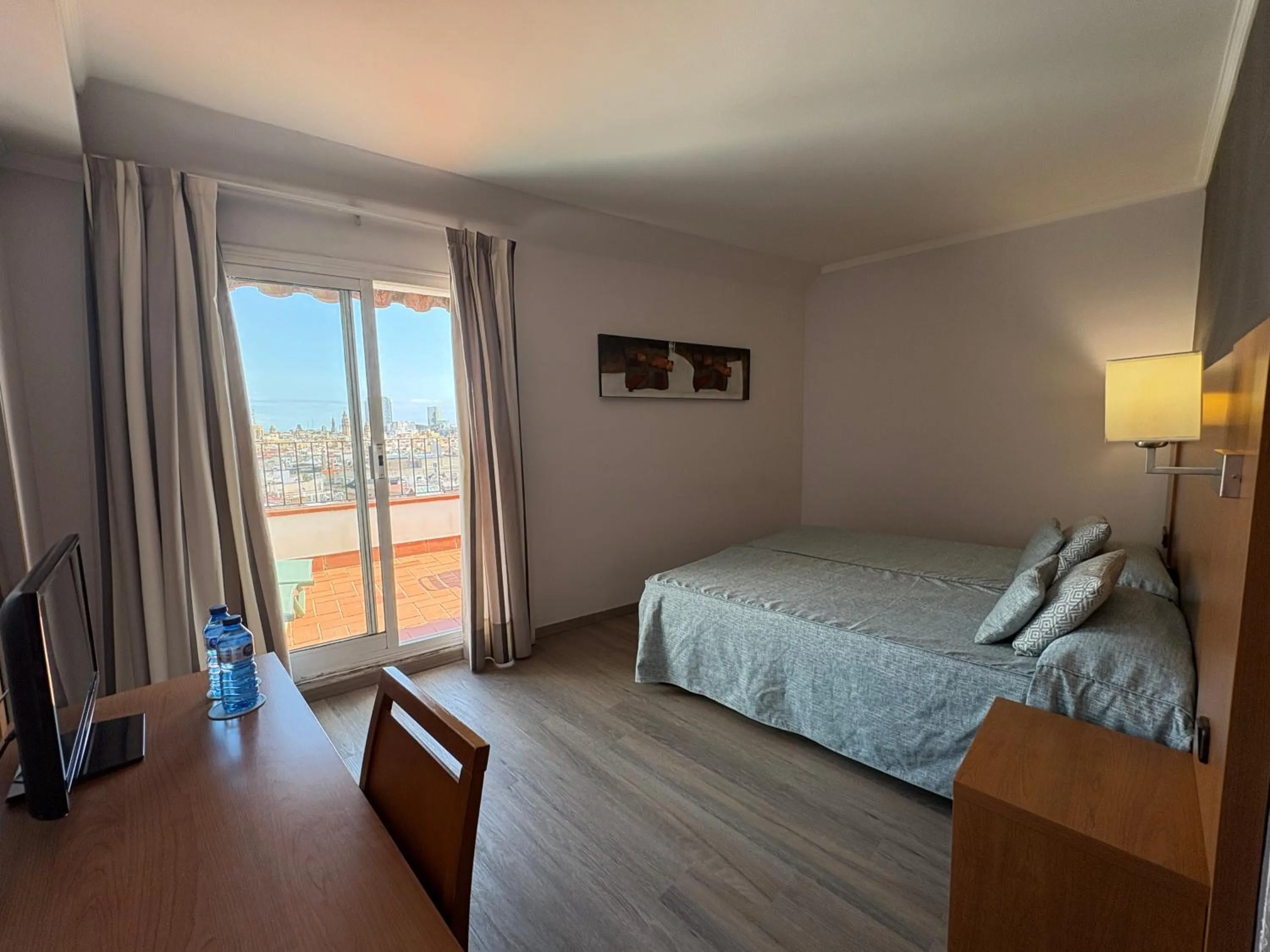 Photo of the whole room, Bed in Ramblas Hotel