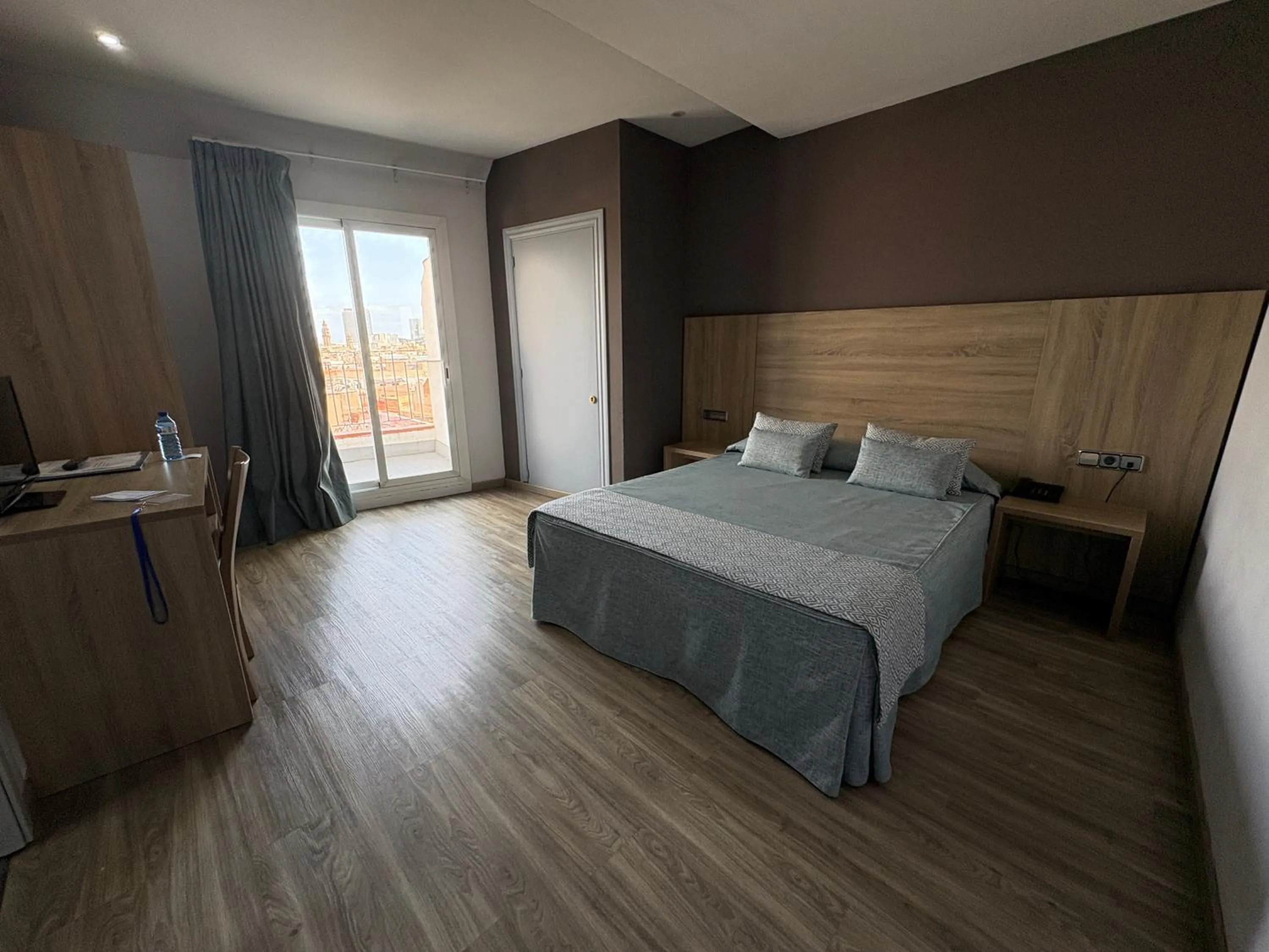 Photo of the whole room, Bed in Ramblas Hotel