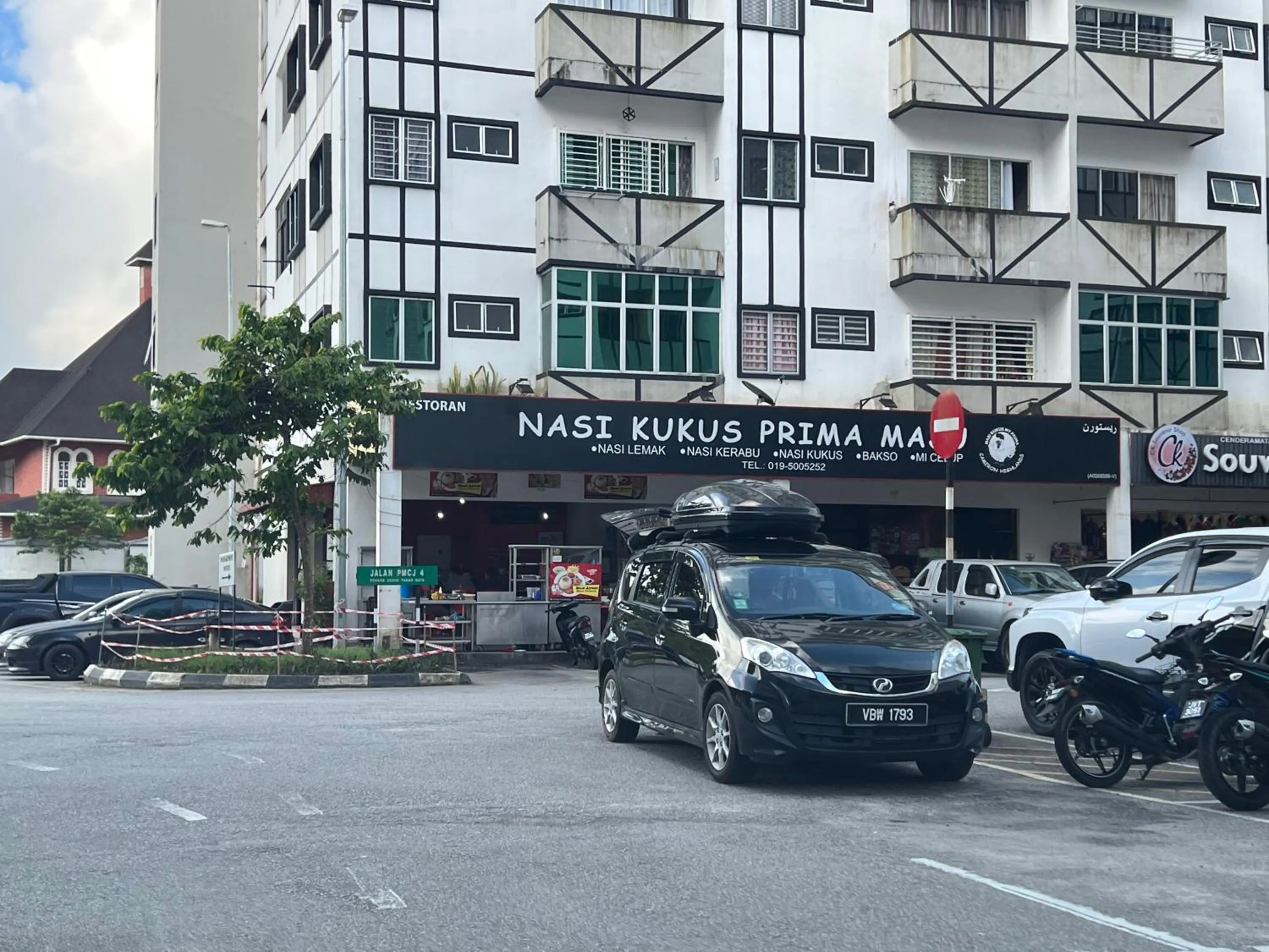 Restaurant/places to eat in Cozystay @ The Quintet, Cameron