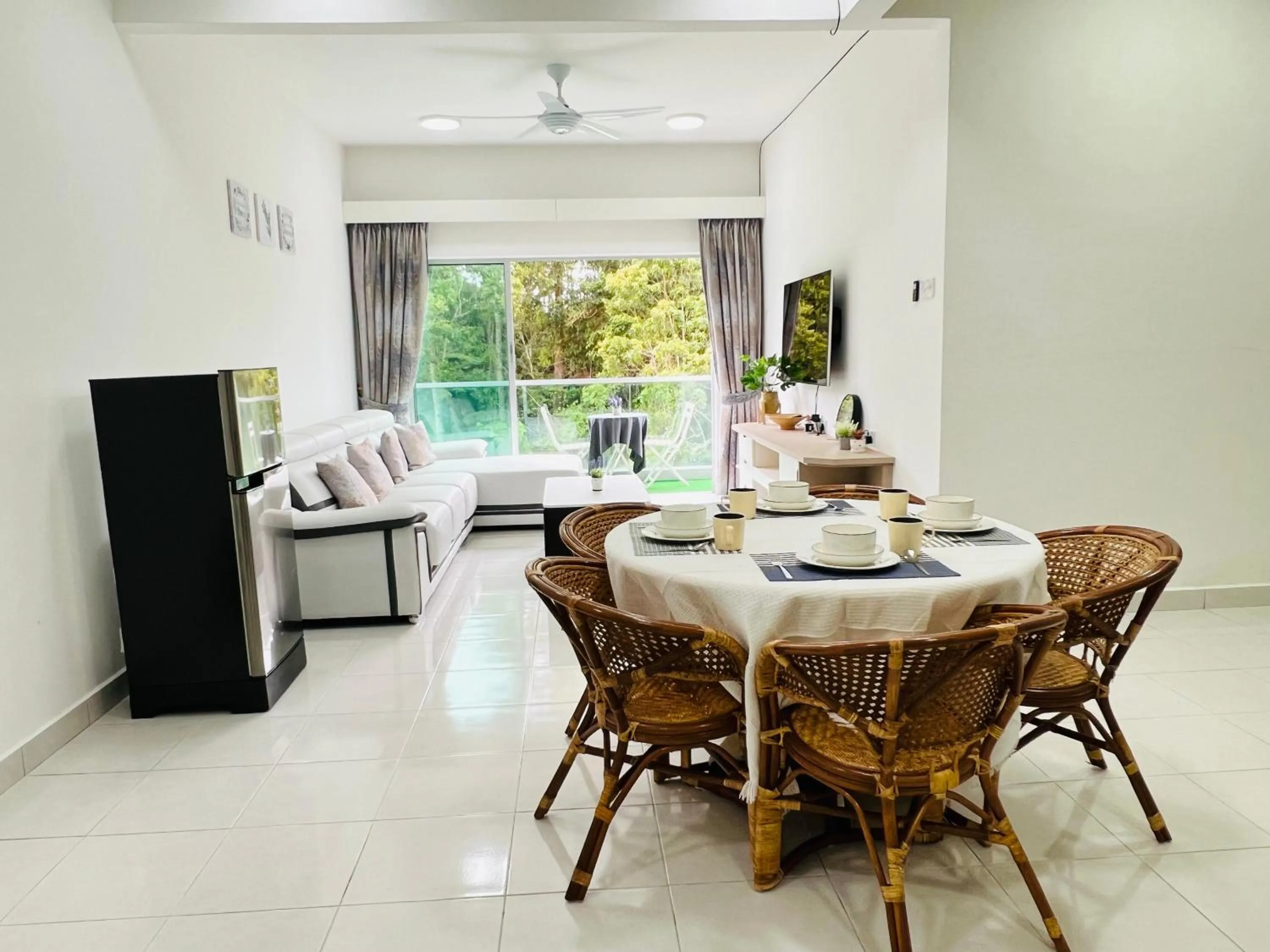 Dining area in Cozystay @ The Quintet, Cameron