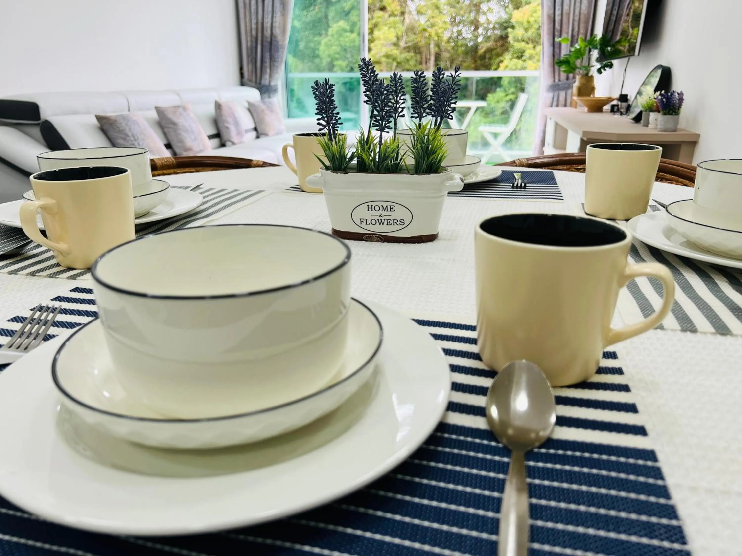 Dining area in Cozystay @ The Quintet, Cameron