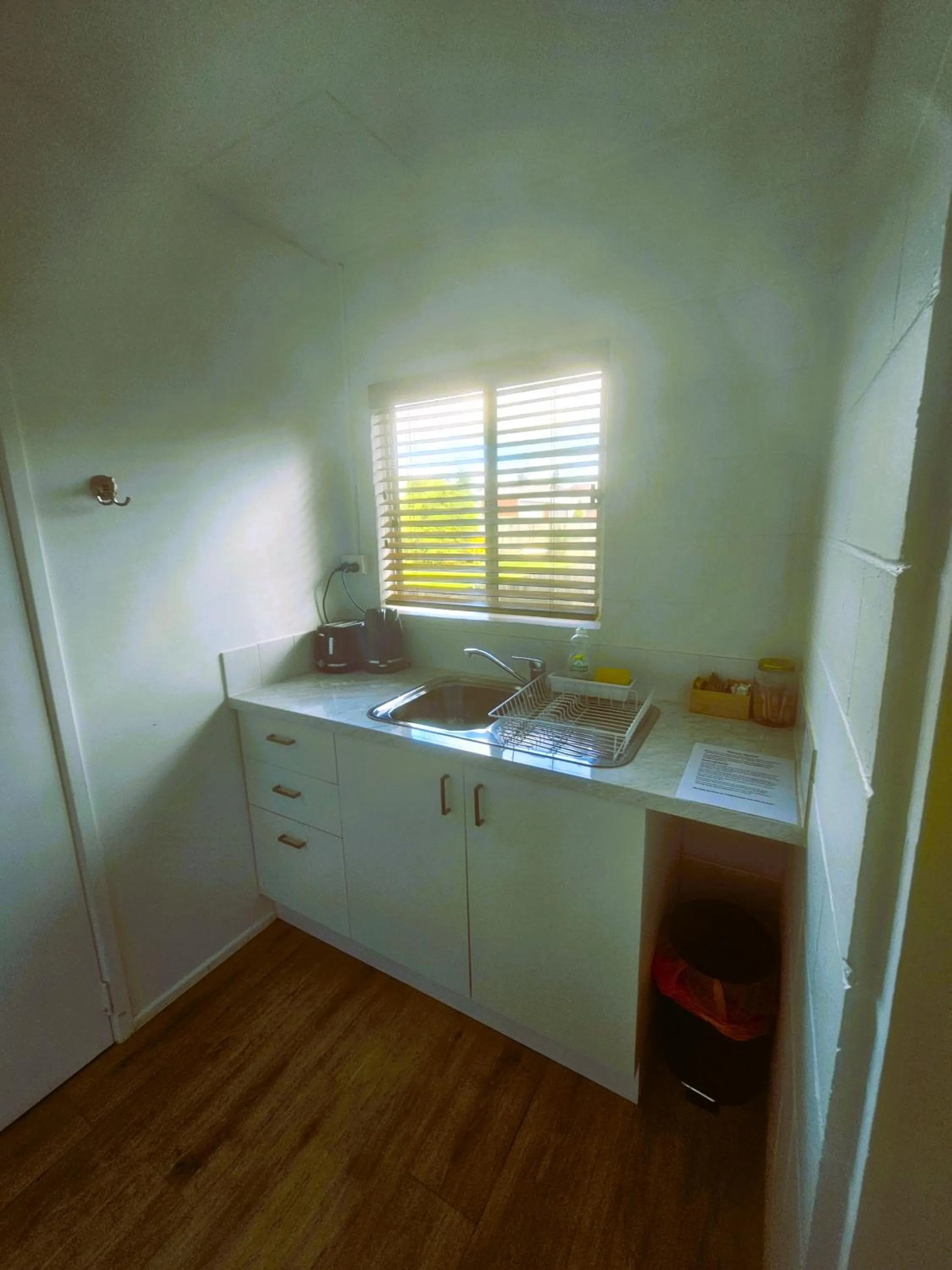 Kitchen or kitchenette in Kilcoy Motel