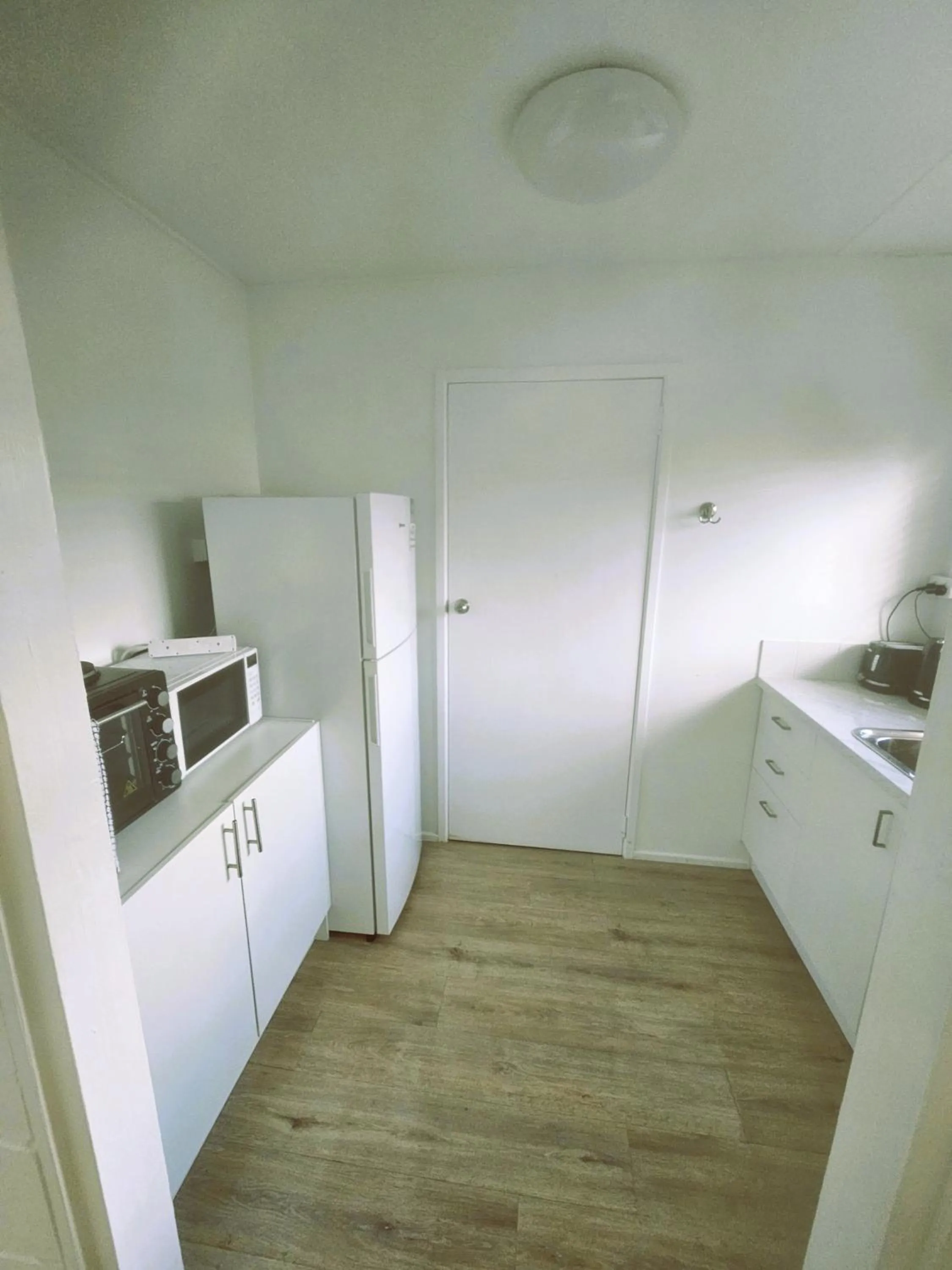 Kitchen or kitchenette in Kilcoy Motel