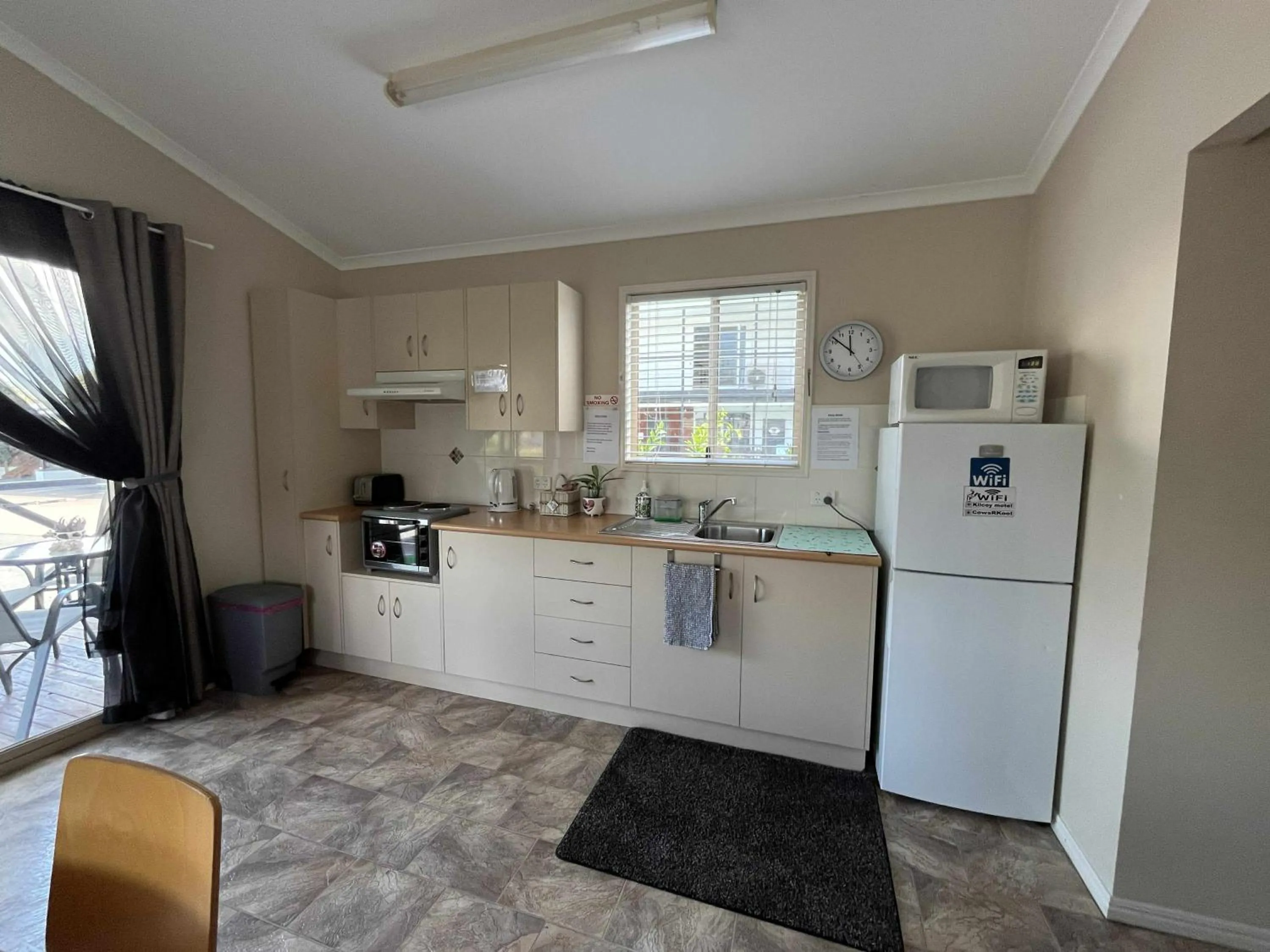 Kitchen or kitchenette in Kilcoy Motel