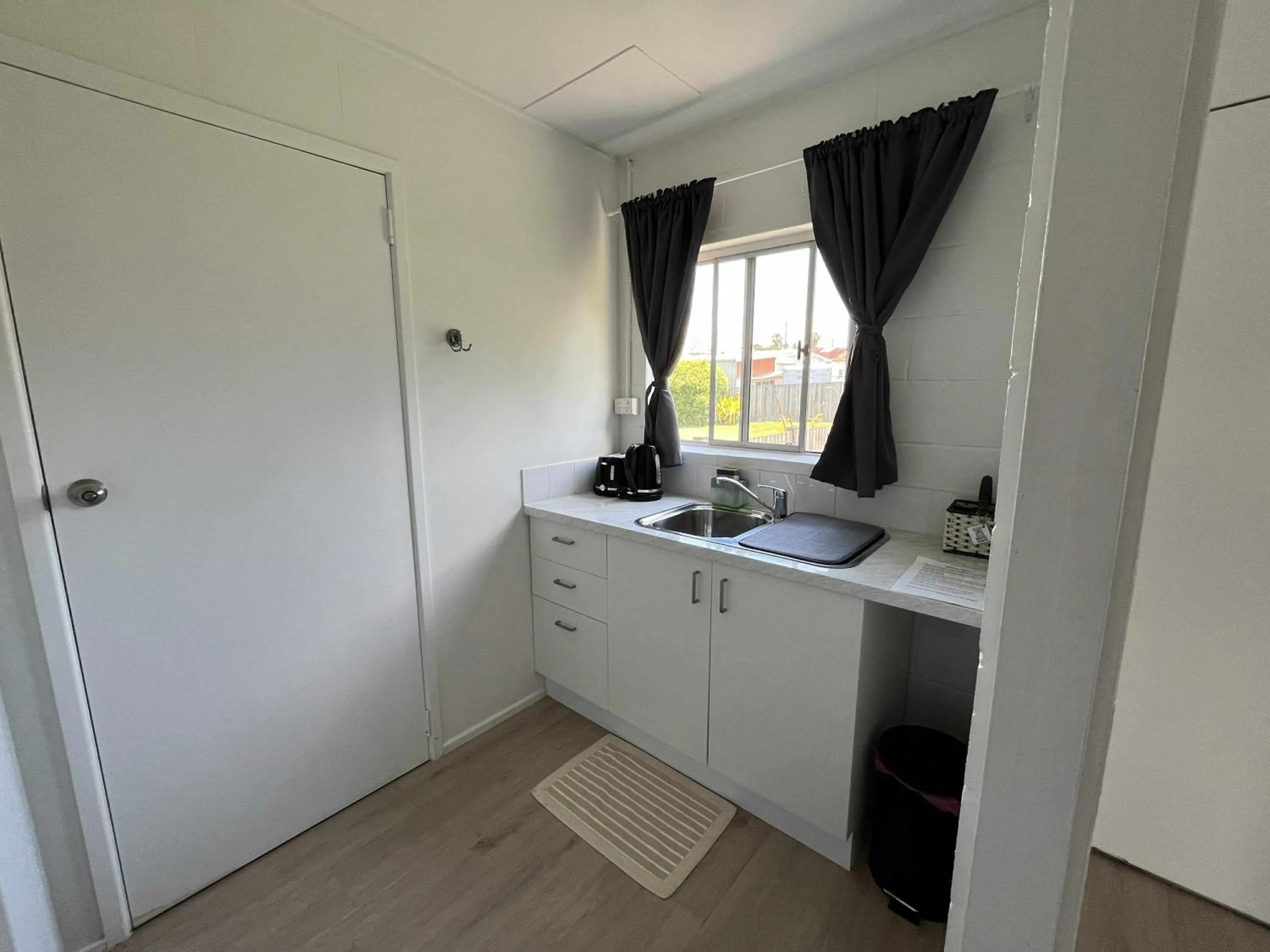 Kitchen or kitchenette in Kilcoy Motel