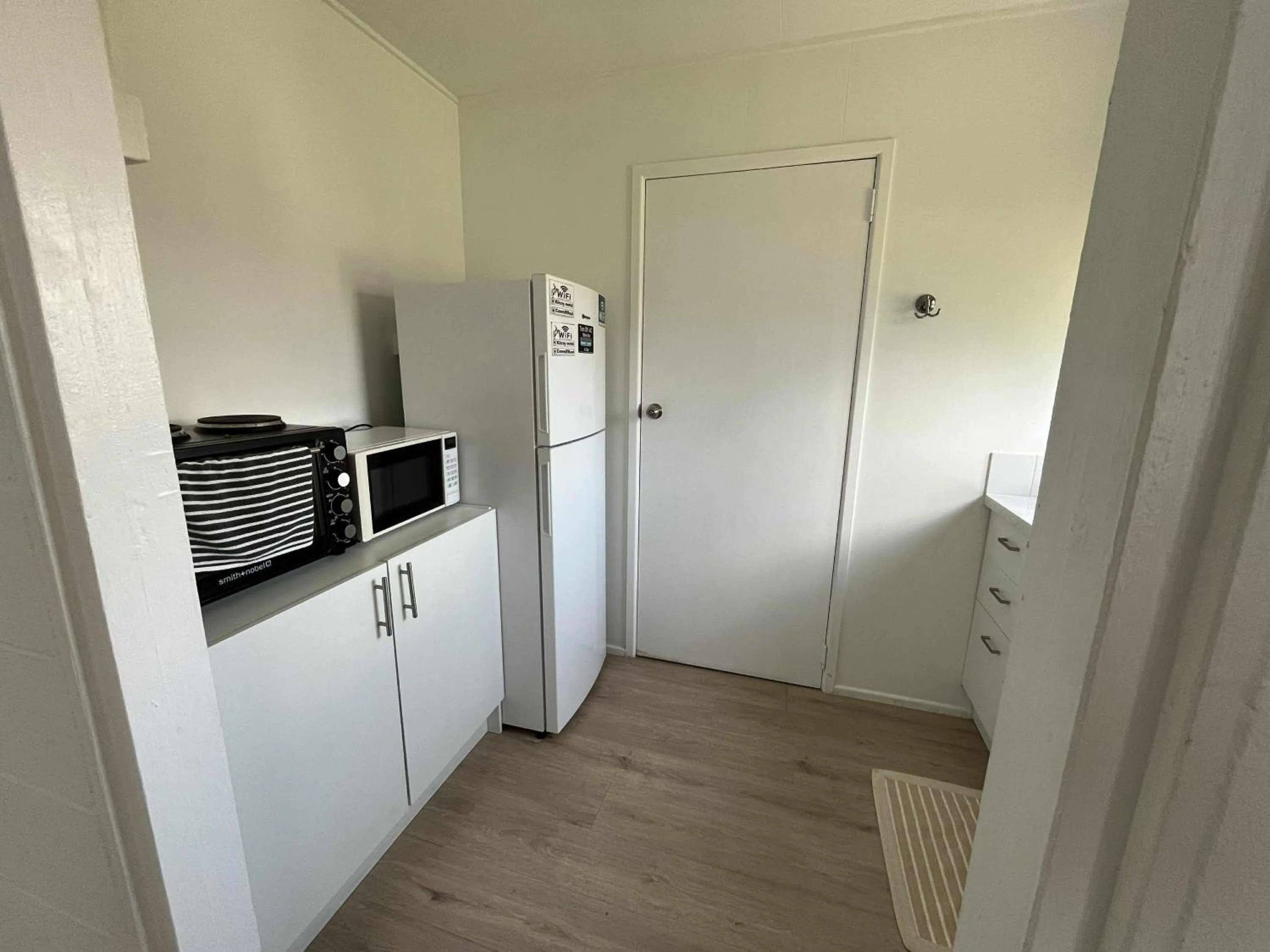 Kitchen or kitchenette in Kilcoy Motel