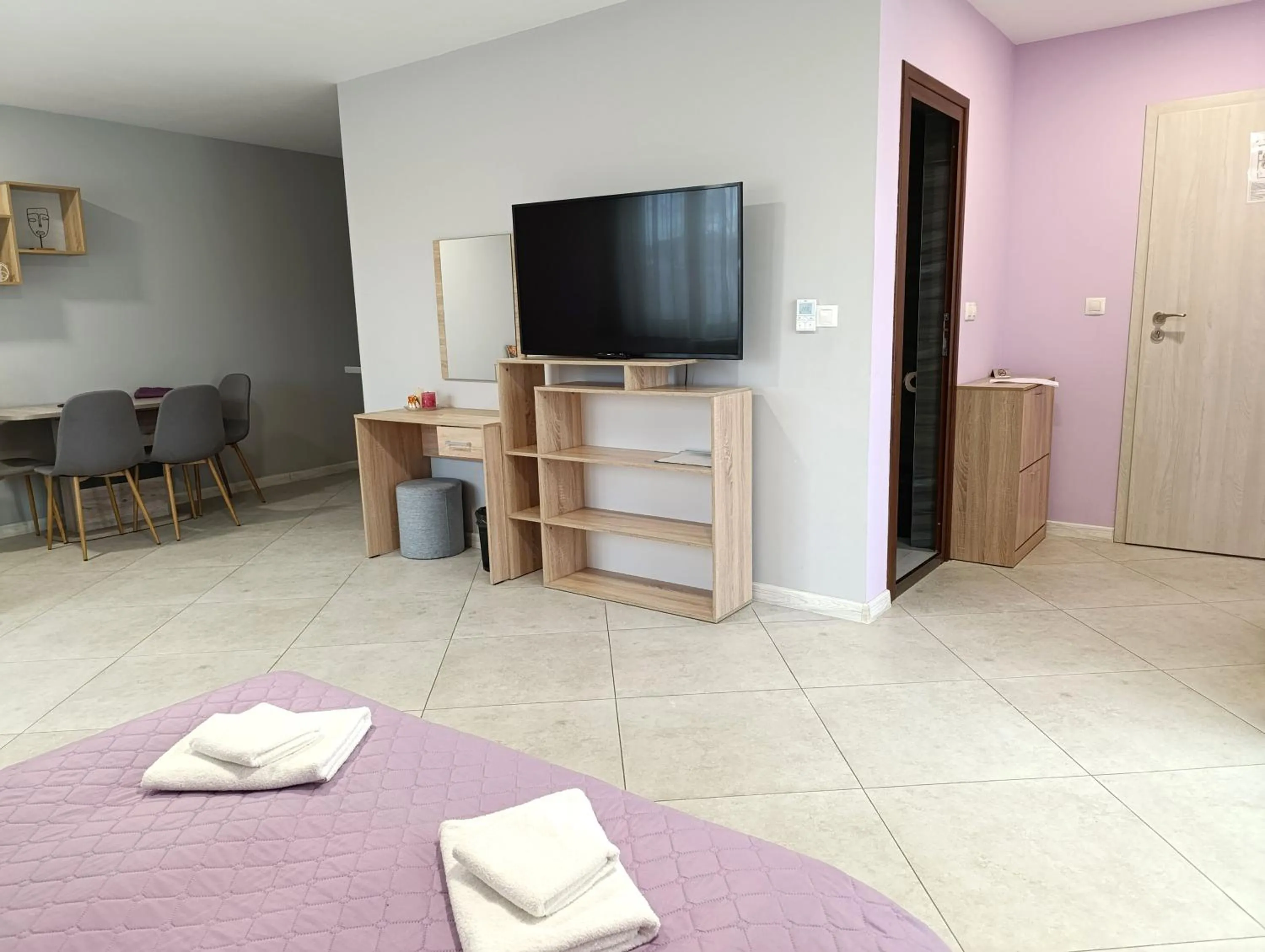 Communal lounge/ TV room, Bed in Lime House, Kyustendil