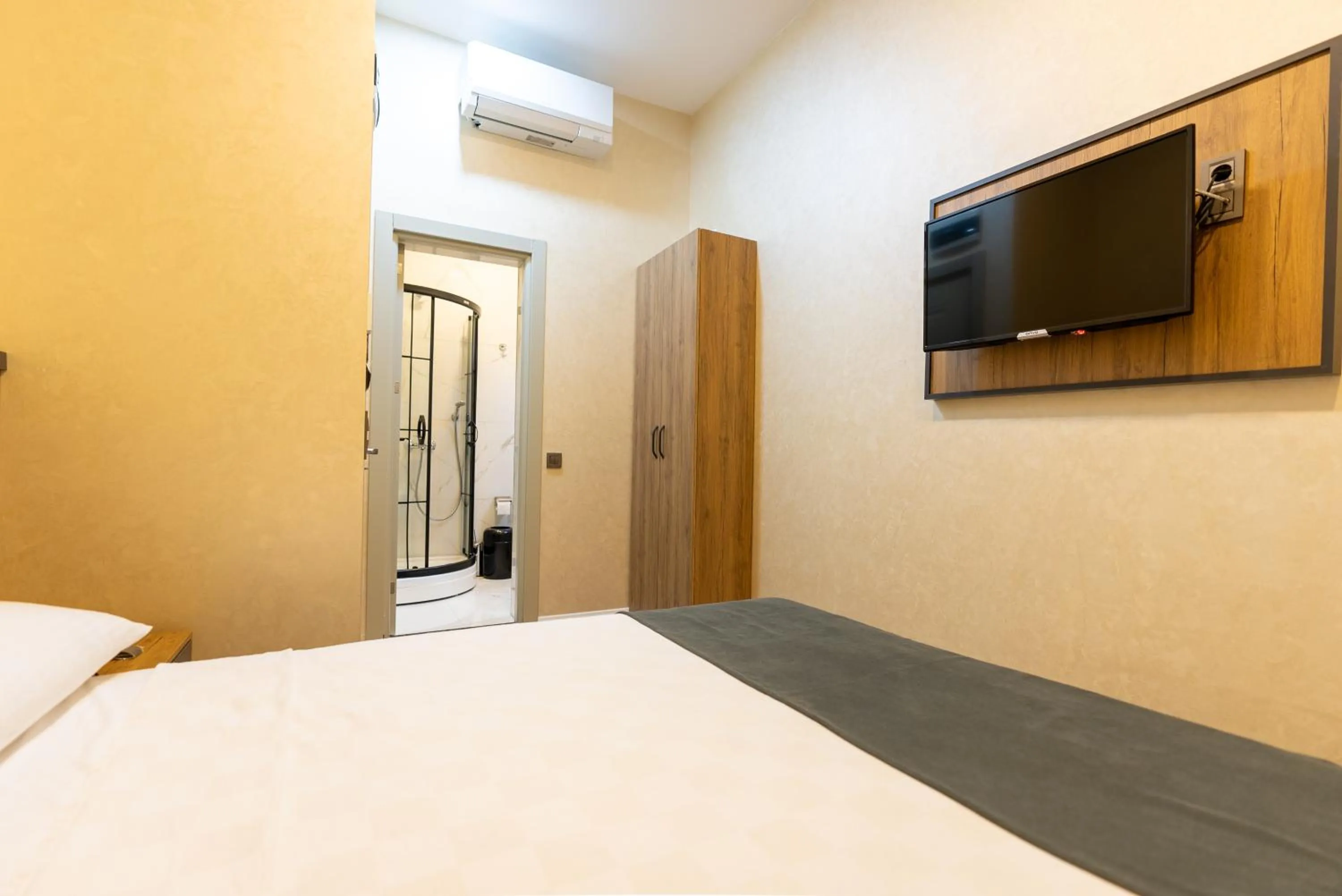 Communal lounge/ TV room, Bed in Valens Boutique Hotel