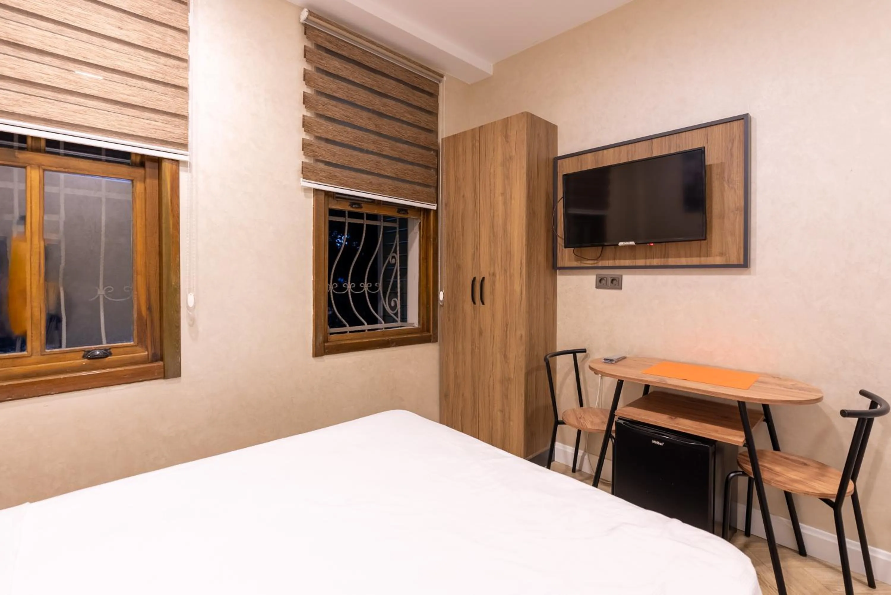 Communal lounge/ TV room, Bed in Valens Boutique Hotel