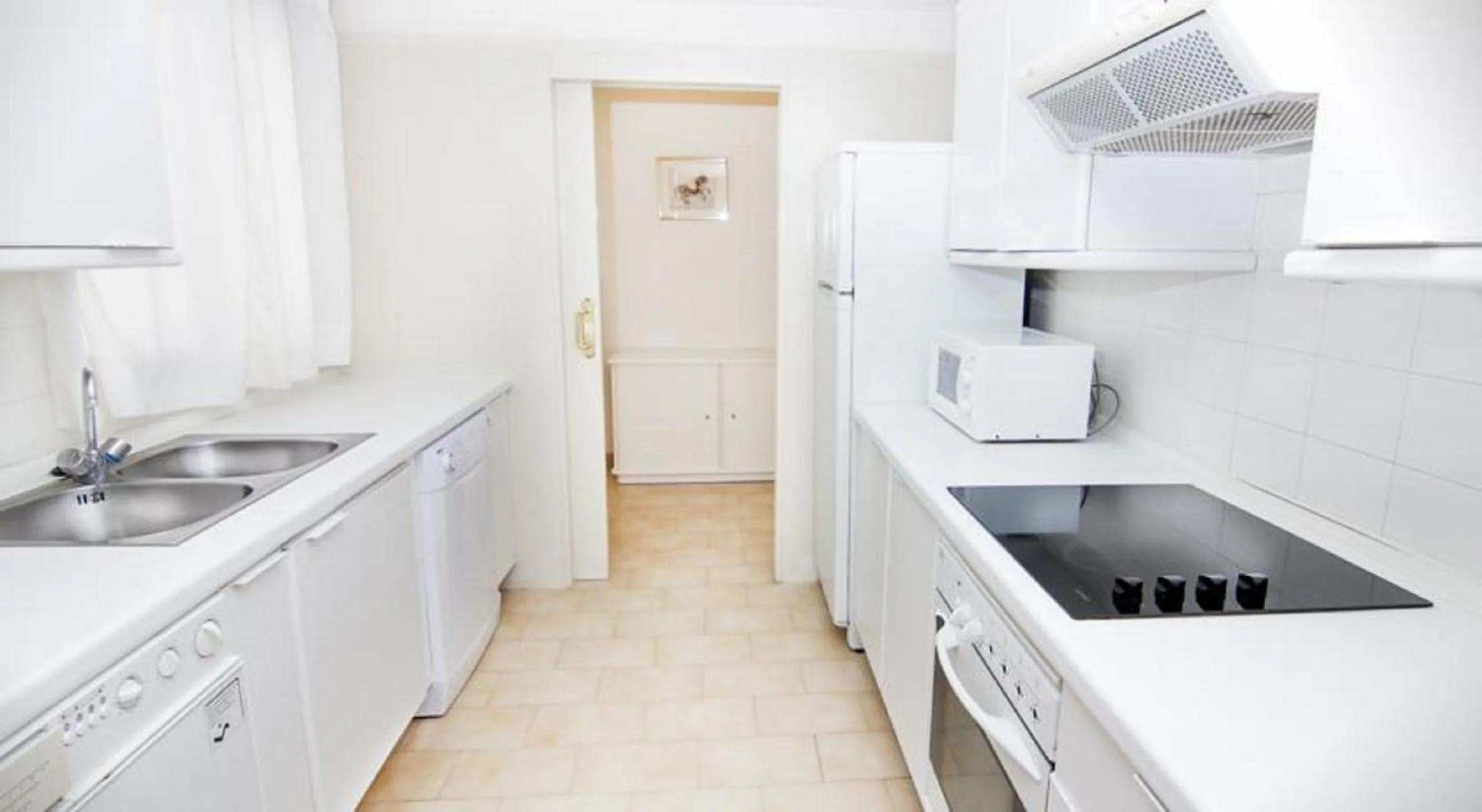 Kitchen or kitchenette in Park Plaza Suites Apartamentos