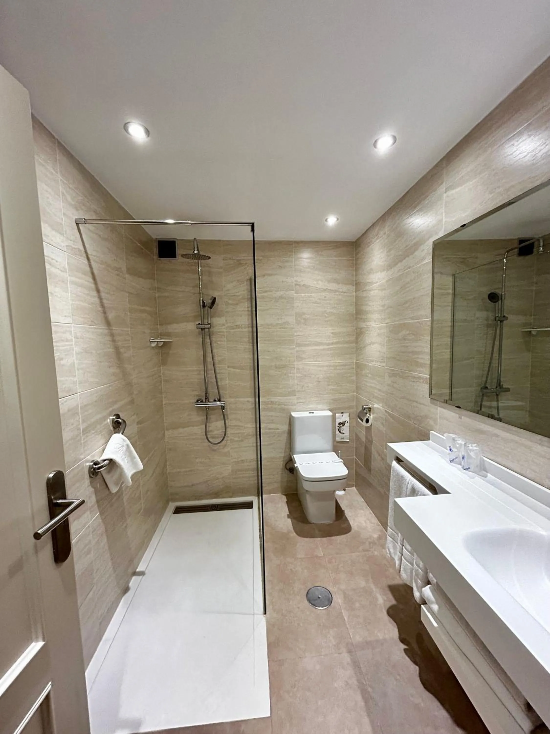 Bathroom in Hotel La Arquera