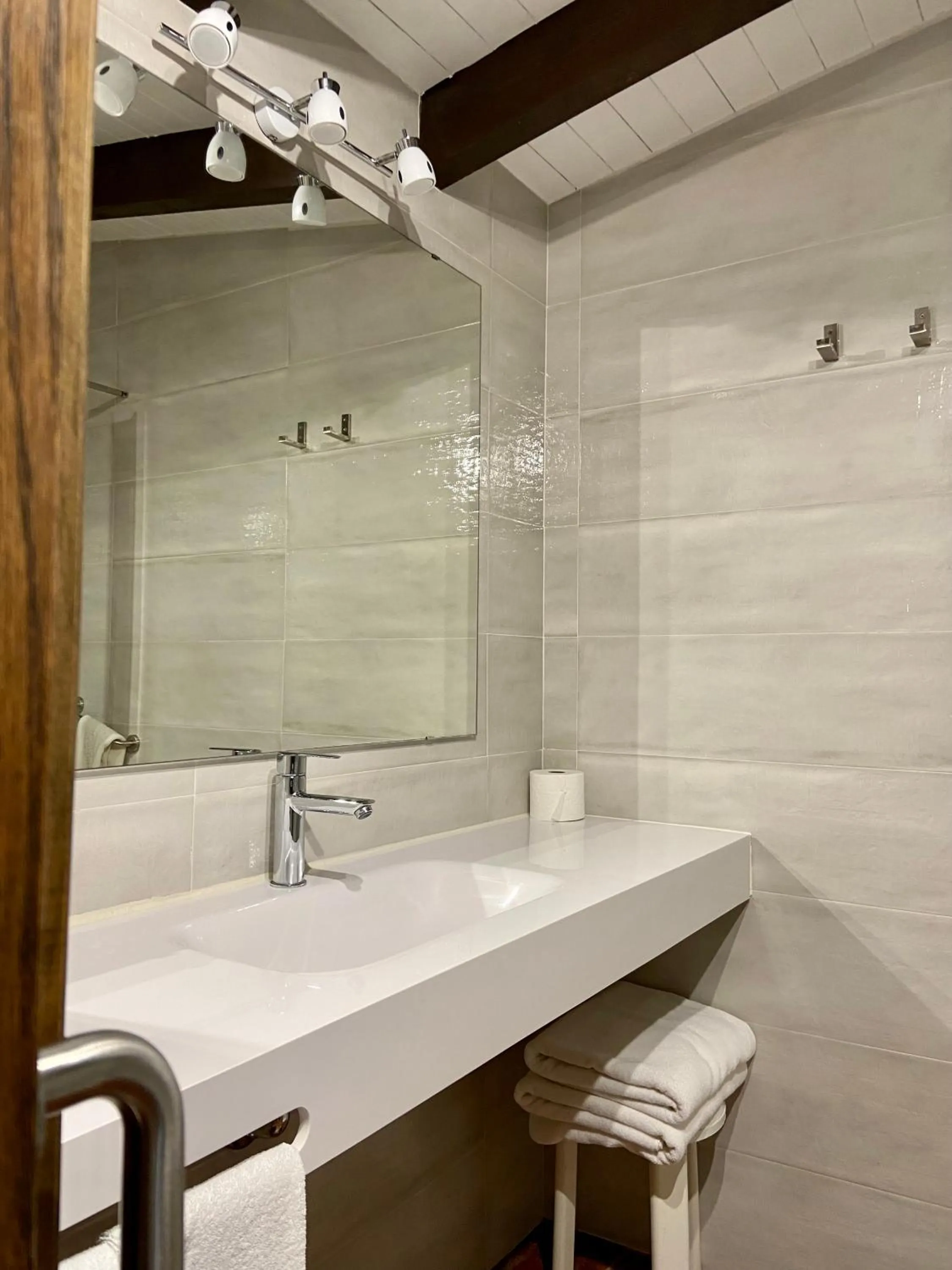 Bathroom in Hotel La Arquera