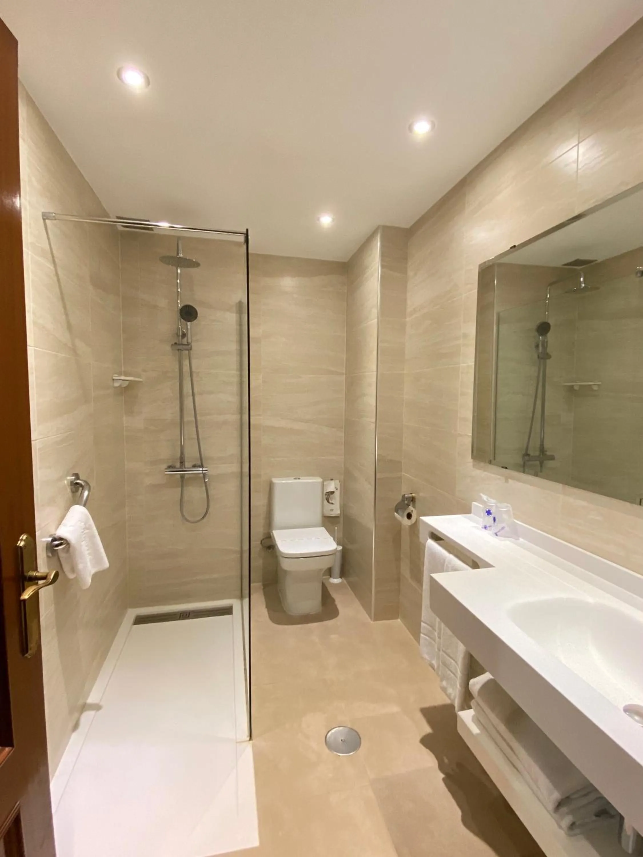 Bathroom in Hotel La Arquera