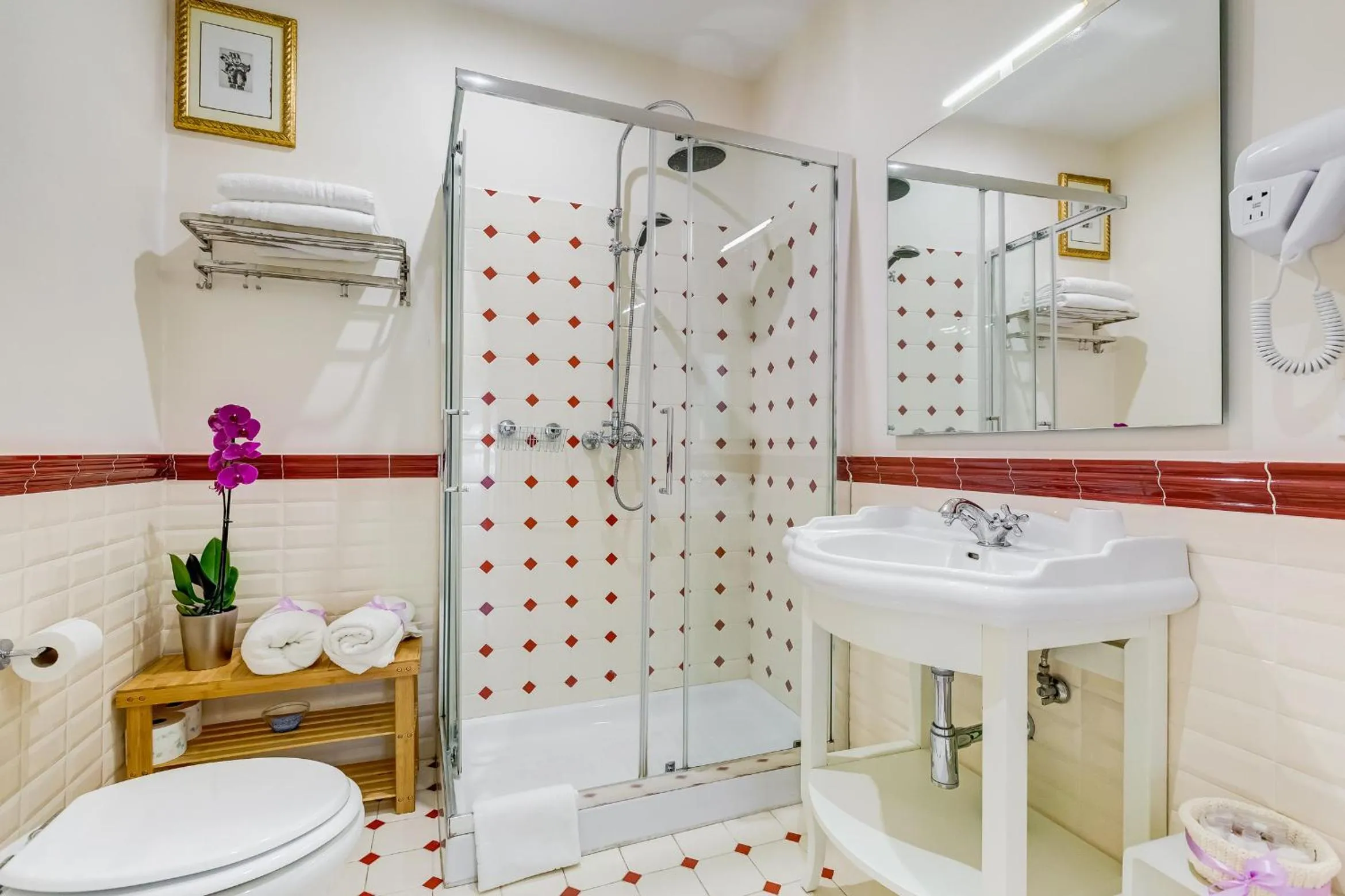 Shower in Campo dei fiori Royal Orchid apartment