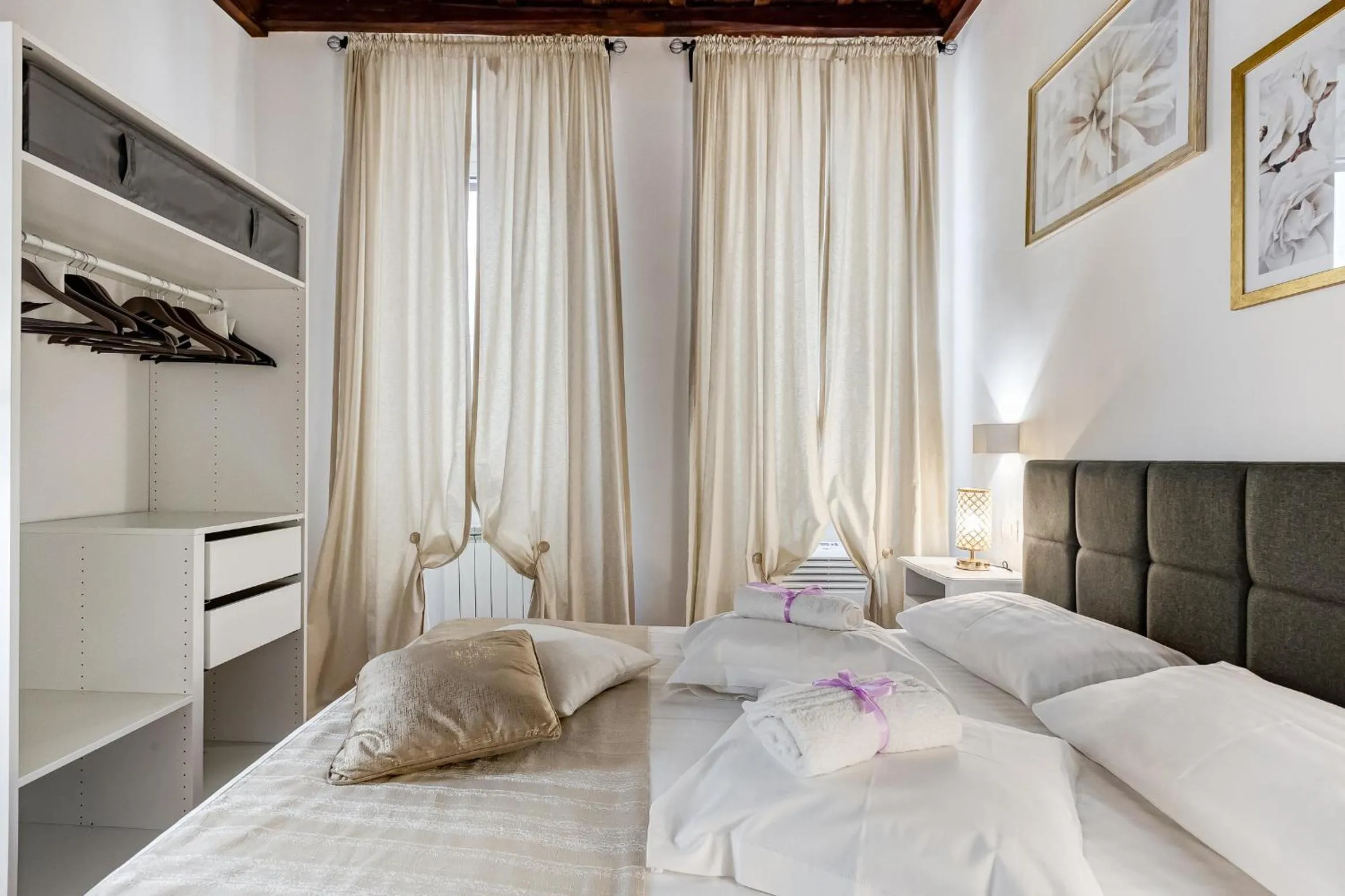 Bed in Campo dei fiori Royal Orchid apartment
