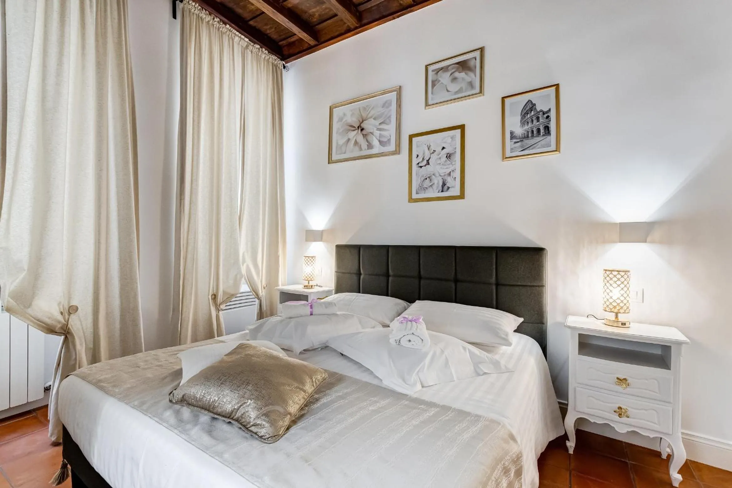 Bed in Campo dei fiori Royal Orchid apartment