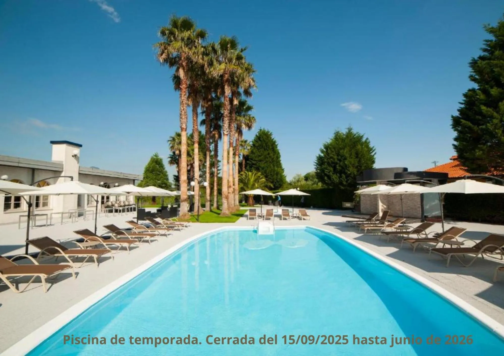 Swimming pool in Hotel La Palma de Llanes