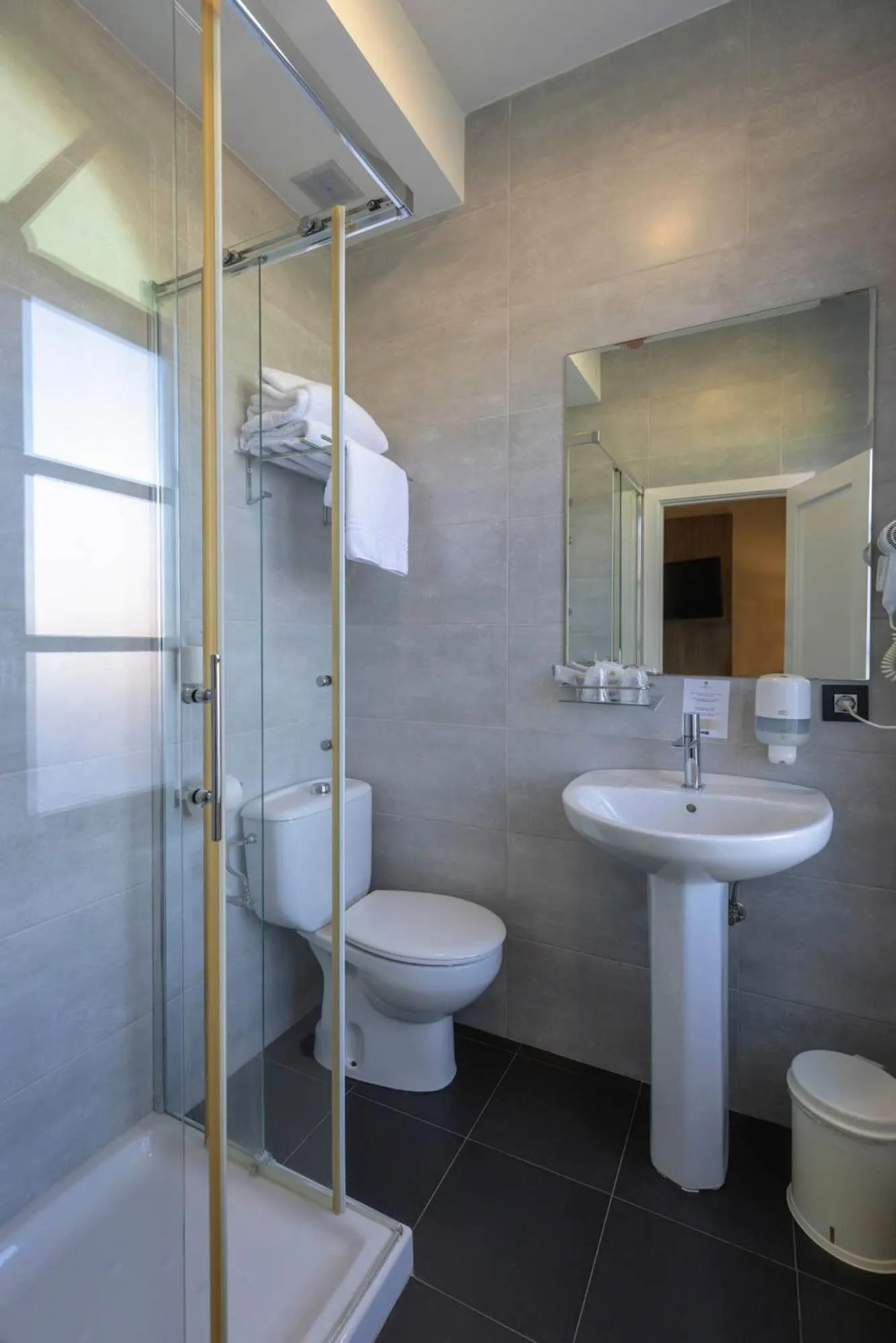 Shower in Hotel La Palma de Llanes