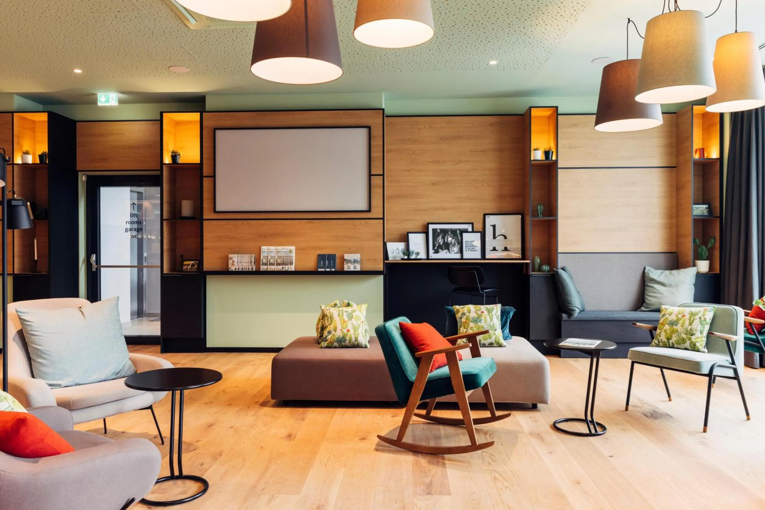 Lobby or reception in harry's home Villach hotel & apartments